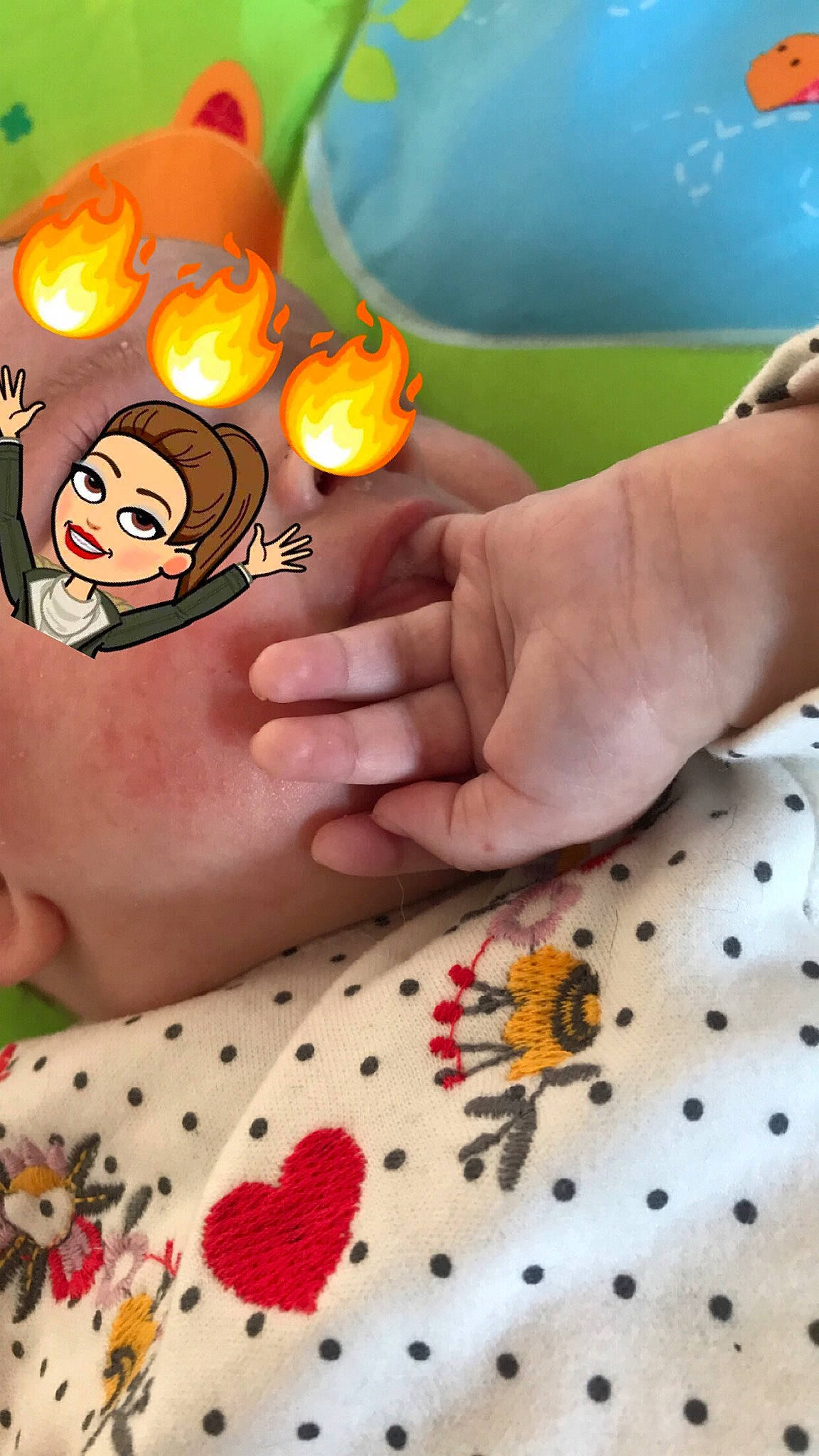 Kéllya participe au concours pour gagner de l'argent avec cette photo : art, child, finger, hand, headwear, infant, joy, nail, orange, person, play, skin, smile, textile, toddler