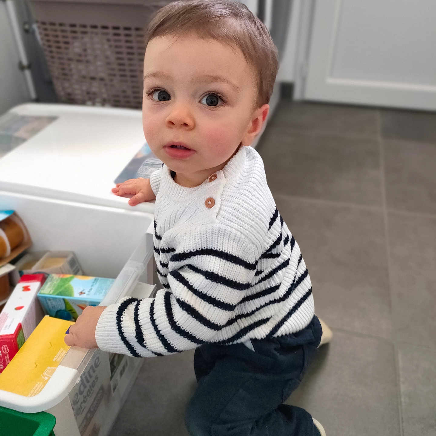 Léandro a rejoint le concours — aidez-le/la à gagner de superbes lots ! baby, bodypart, clothing, crawling, drawer, face, finger, footwear, furniture, hand, head, jeans, knitwear, pants, person, photography, portrait, shelf, shoe, sitting