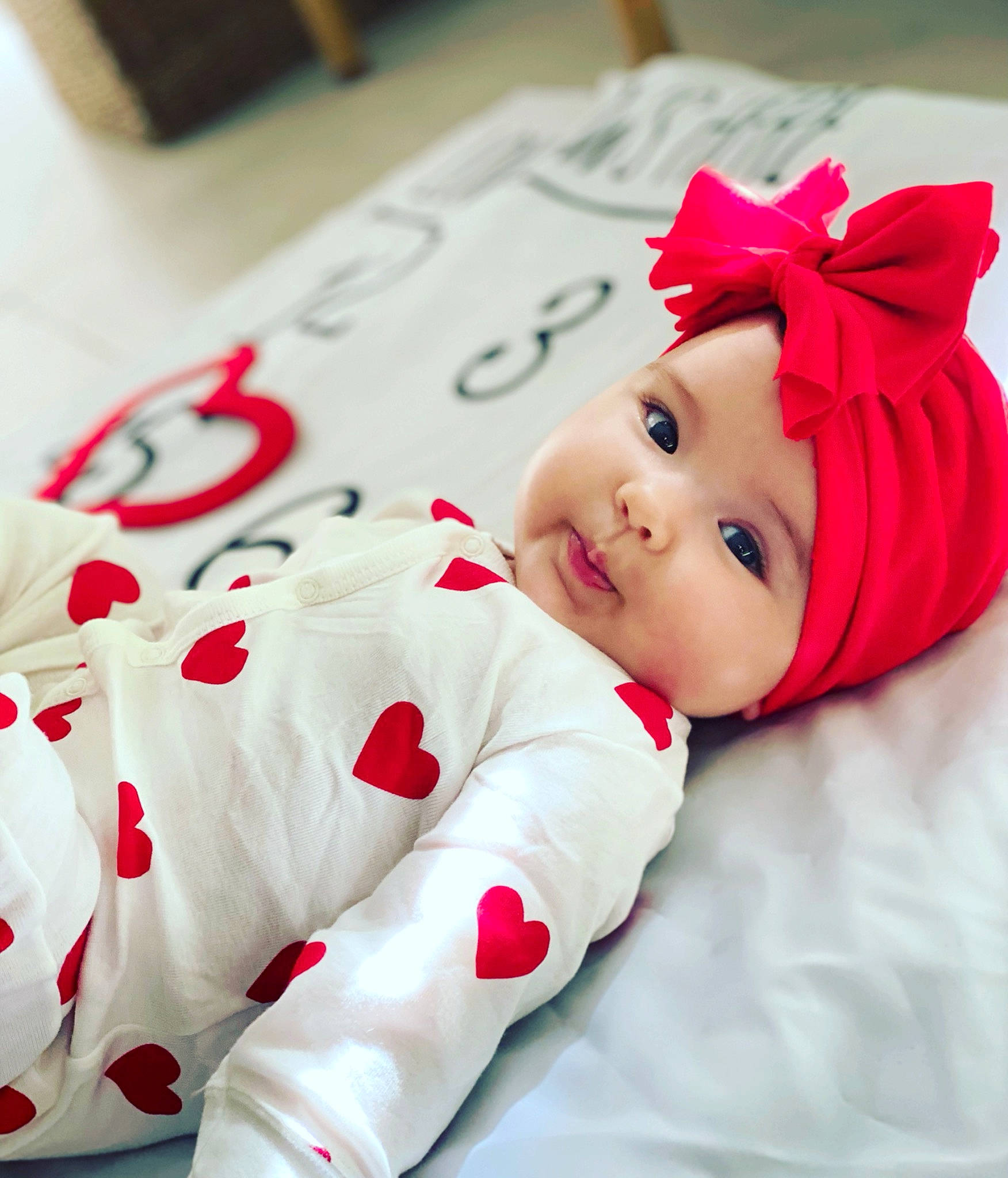 Ginna participe au concours pour gagner de l'argent avec cette photo : baby, baby_toddler_clothing, carmine, child, comfort, costume_hat, event, face, facial_expression, flooring, happy, headwear, magenta, pattern, person, pink, room, skin, sleeve, smile