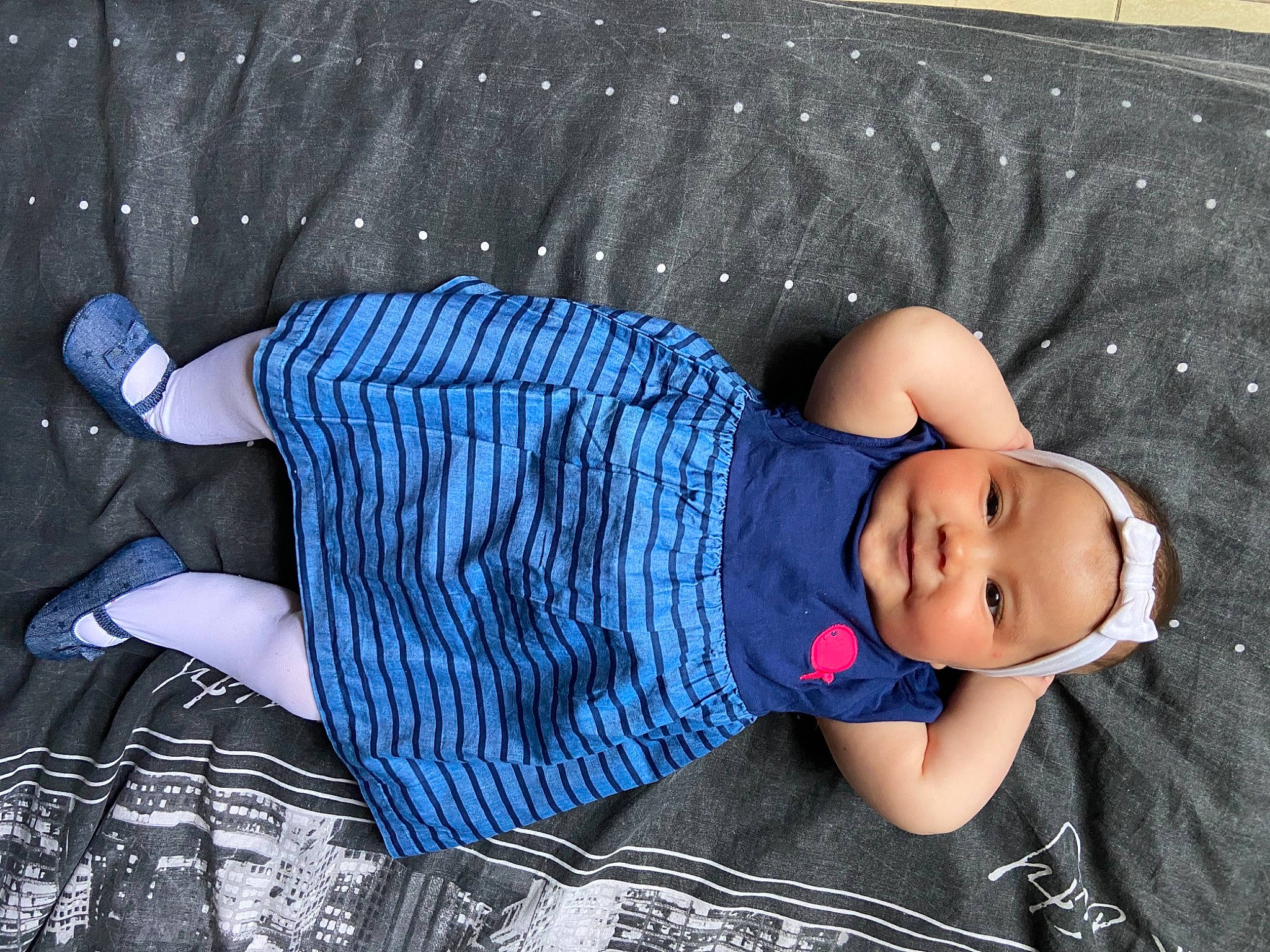 Leya a rejoint le concours — aidez-le/la à gagner de superbes lots ! baby, baby_toddler_clothing, child, comfort, electric_blue, hat, headgear, headwear, human_body, human_leg, lap, leg, linens, pattern, person, sitting, sleeve, sock, sun_hat, textile