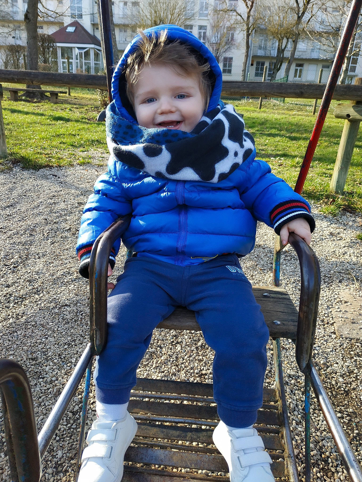 Joris a rejoint le concours — aidez-le/la à gagner de superbes lots ! baby, child, electric_blue, grass, jeans, joy, outdoor_play_equipment, outerwear, person, playground, recreation, smile, swing, toddler, tree, winter
