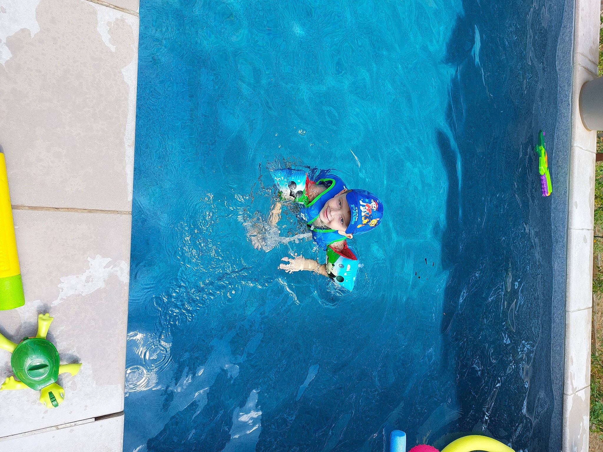 Joris participe au concours pour gagner de l'argent avec cette photo : art, azure, boardsport, extreme_sport, fictional_character, fun, games, headwear, inflatable, joy, leisure, mural, ocean, person, personal_protective_equipment, recreation, sports, surface_water_sports, toy, visual_arts