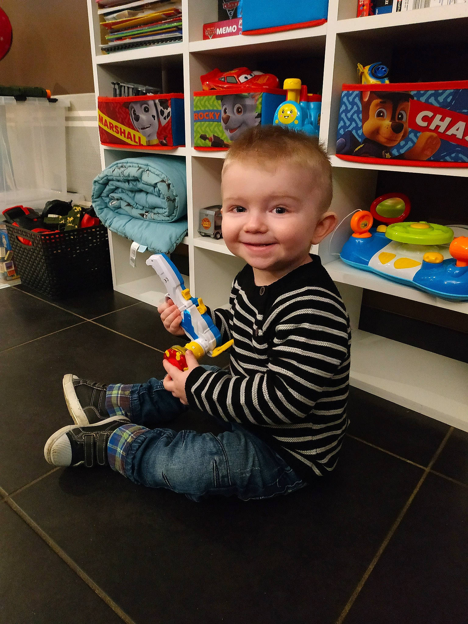 Joris a rejoint le concours — aidez-le/la à gagner de superbes lots ! child, joy, person, play, room, shelf, shelving, toddler, toy