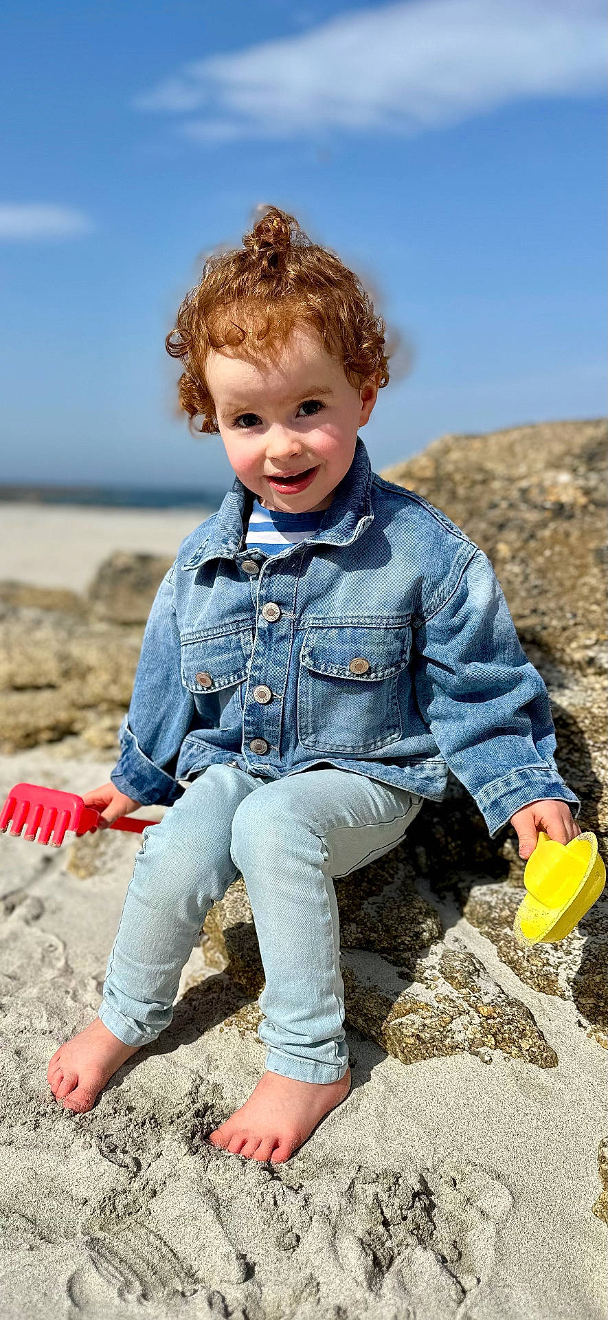 Iris a rejoint le concours — aidez-le/la à gagner de superbes lots ! bodypart, boy, child, clothing, face, finger, hand, happy, head, jeans, male, nature, outdoors, pants, person, photography, portrait, rock, sitting, smile