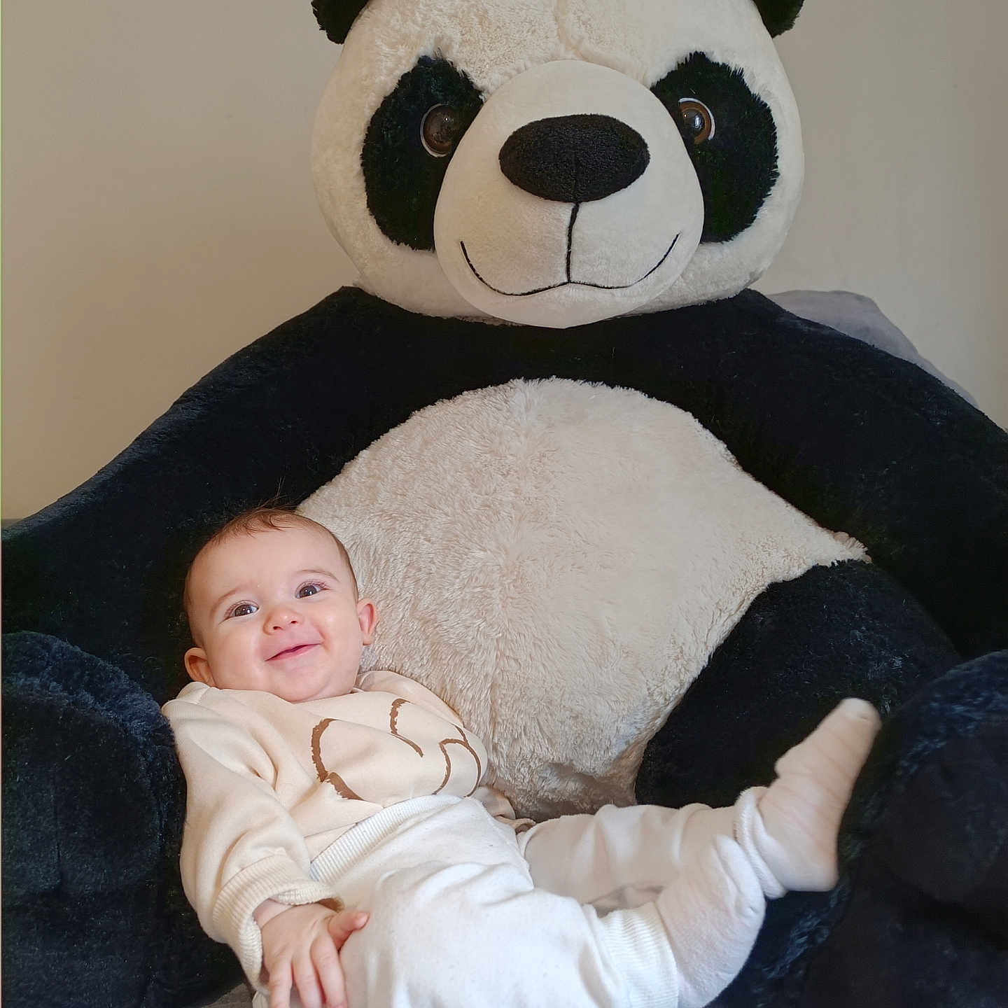 Lysana a rejoint le concours — aidez-le/la à gagner de superbes lots ! baby, bed, child, clothing, cozy, cute, fabric, happy, indoor, infant, panda, plush_toy, portrait, relaxed, smiling, soft_toy, stuffed_animal, sweater, toy, white_pants