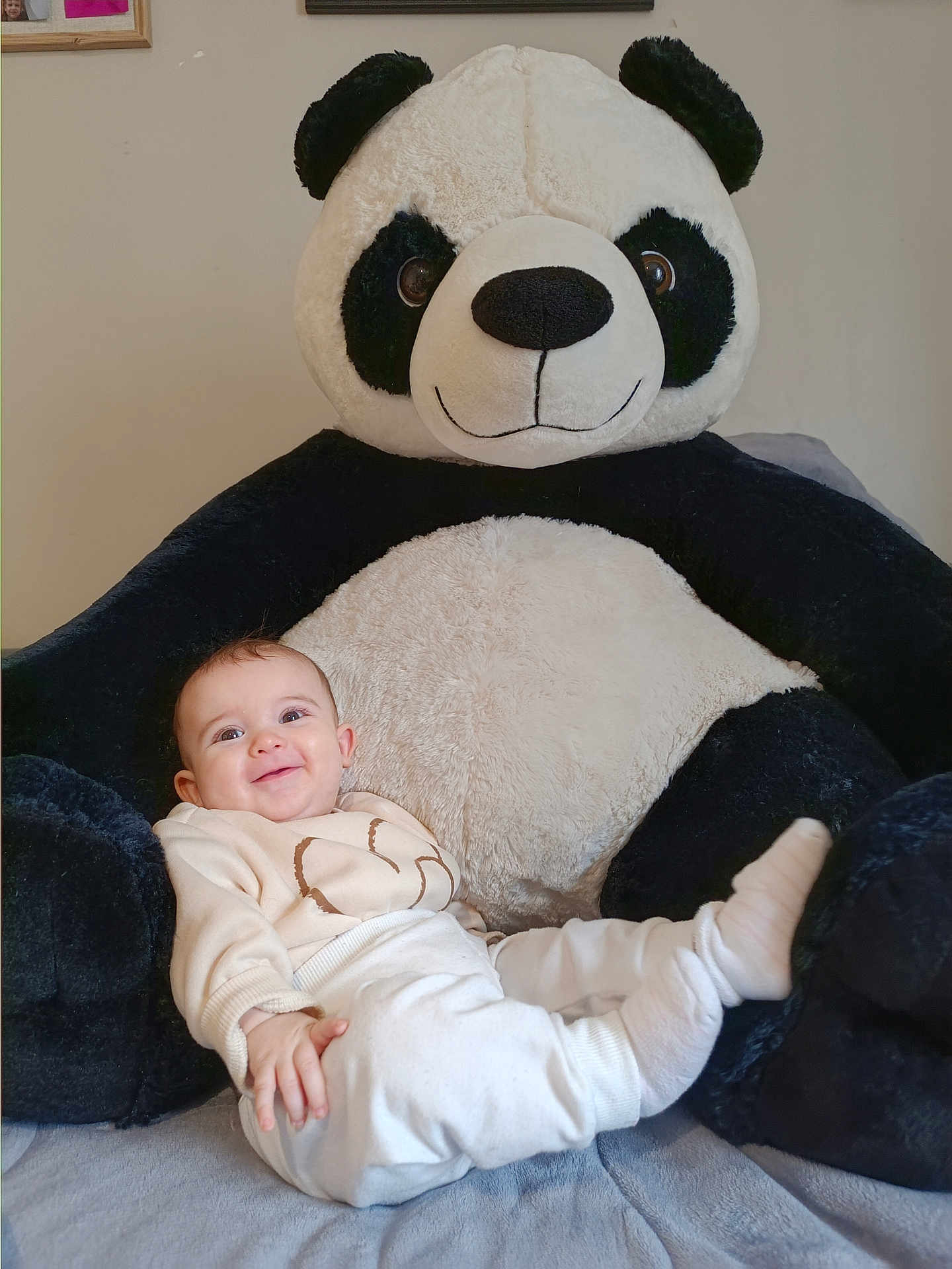 Lysana a rejoint le concours — aidez-le/la à gagner de superbes lots ! baby, infant, smiling, plush_toy, panda, stuffed_animal, soft_toy, indoor, cozy, child, cute, clothing, white_pants, sweater, happy, portrait, bed, fabric, toy, relaxed