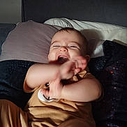 Lysana participe au concours pour gagner de l'argent avec cette photo : arm, baby, blanket, child, clothing, couch, cozy, cushion, cute, face, happiness, head, home, indoor, infant, joy, laughing, person, sitting, smile