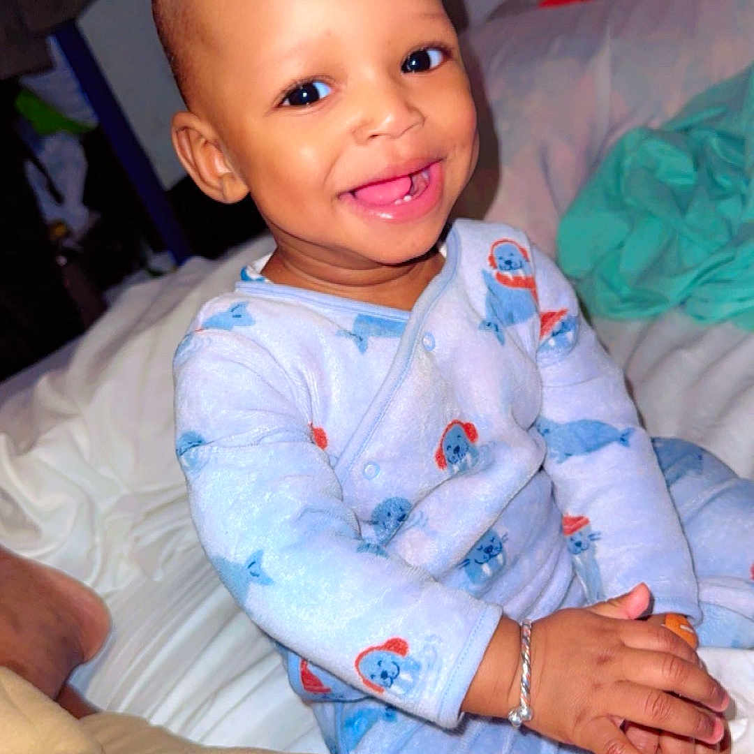 Abdourahamane Barry participe au concours pour gagner de l'argent avec cette photo : toddler, child, smile, pajamas, bed, happy, indoors, person, clothing, face, sitting, home, cute, baby, joy, hand, bracelet, blanket, fabric, room