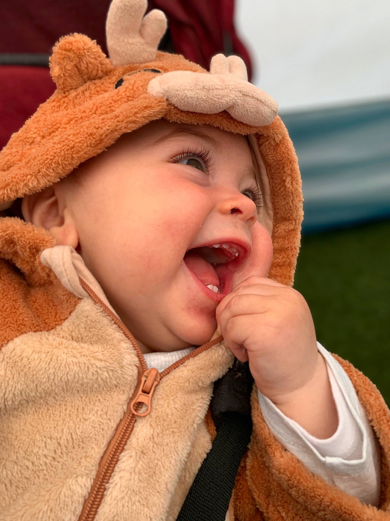 Logan participe au concours pour gagner de l'argent avec cette photo : cap, cheek, clothing, eye, eyebrow, face, finger, gesture, happy, hat, headgear, headwear, human_body, iris, lip, mouth, nose, organ, outerwear, person