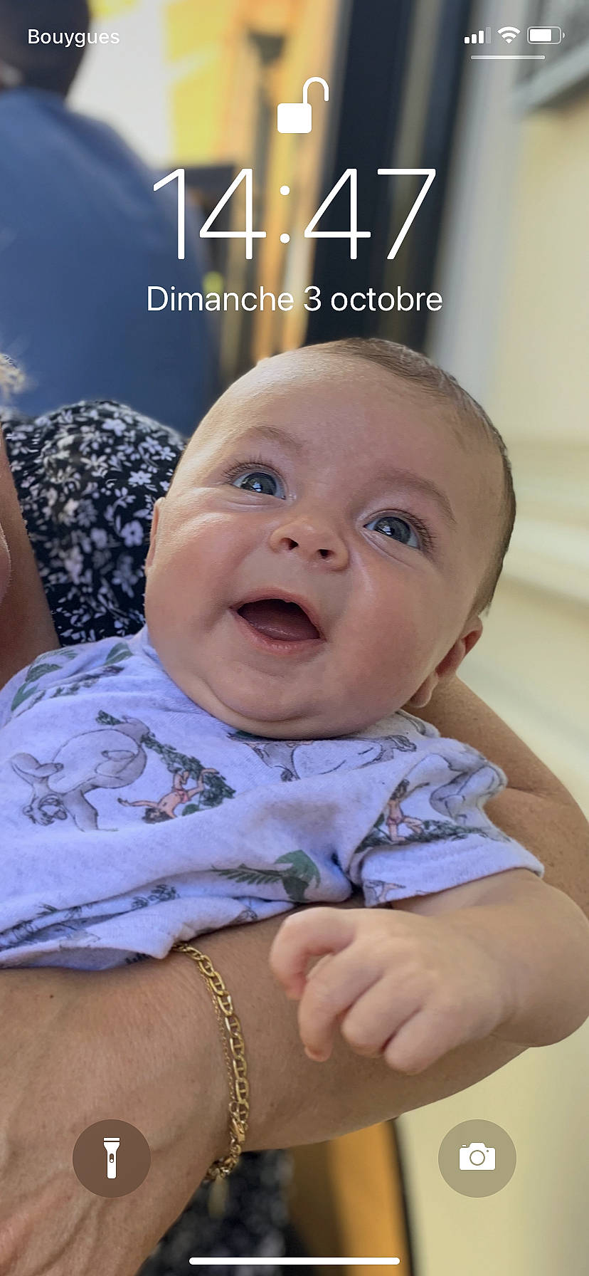 Logan a rejoint le concours — aidez-le/la à gagner de superbes lots ! abdomen, baby, baby_toddler_clothing, blond, cheek, child, finger, font, fun, gesture, happy, iris, jewellery, mouth, nose, person, room, sitting, skin, smile