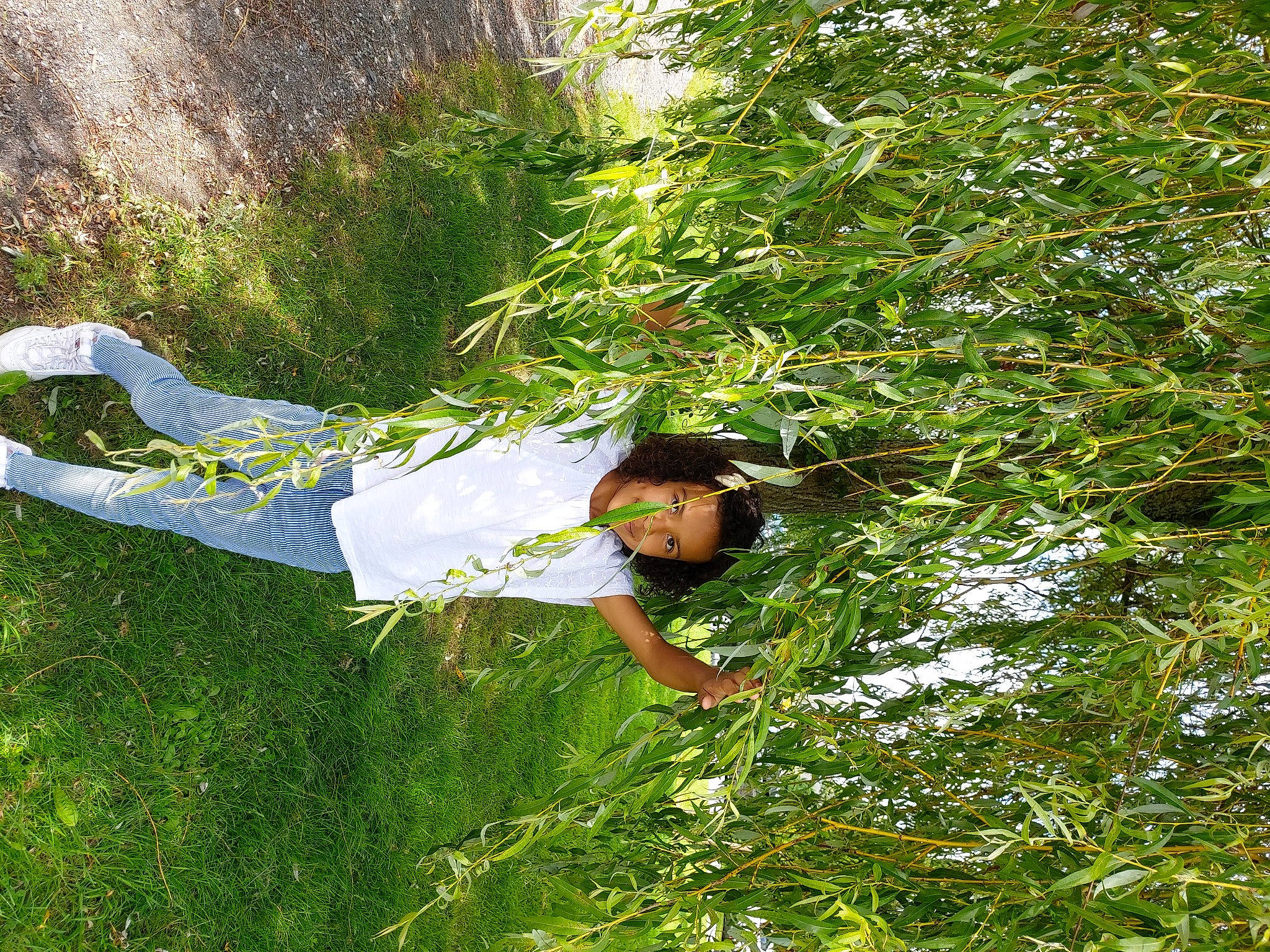 Maïwenn a rejoint le concours — aidez-le/la à gagner de superbes lots ! elbow, fun, grass, grass_family, grassland, happy, landscape, leisure, people_in_nature, person, plant, recreation, shrub, tree