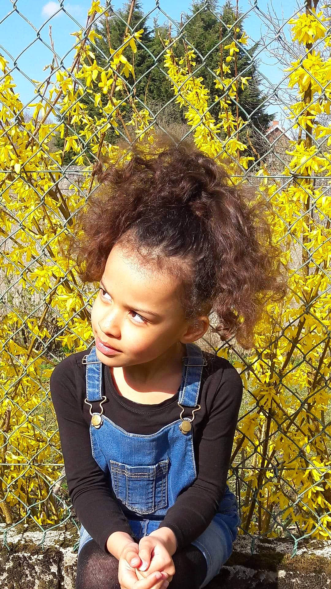 Maïwenn a rejoint le concours — aidez-le/la à gagner de superbes lots ! baby_toddler_clothing, beauty, botany, electric_blue, eye, fun, grass, hair, hairstyle, happy, human, iris, leaf, nature, people_in_nature, person, sleeve, summer, sunlight, woody_plant