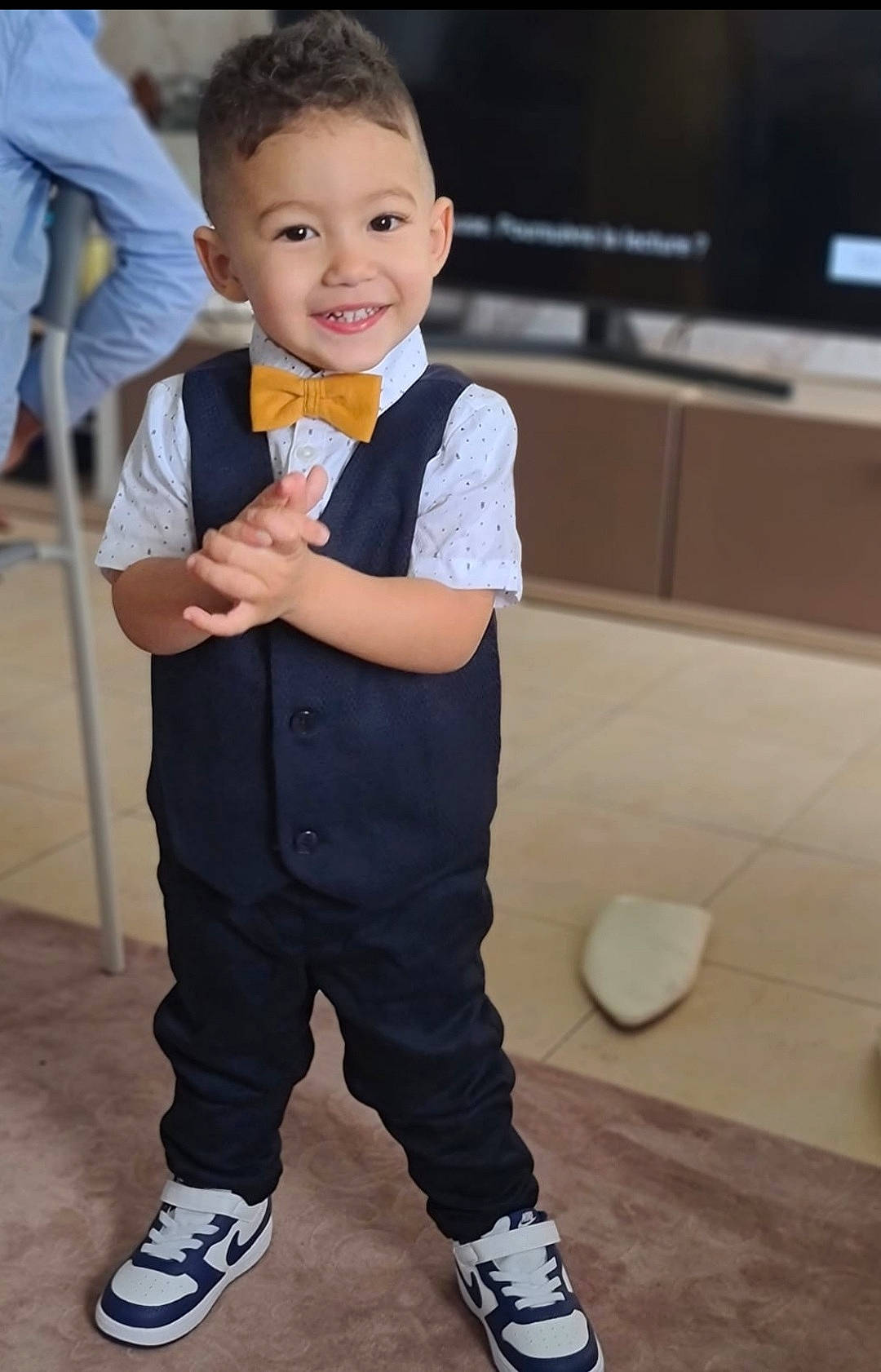 Kusay a rejoint le concours — aidez-le/la à gagner de superbes lots ! baby, baby_toddler_clothing, child, event, face, floor, flooring, formal_wear, fun, gesture, happy, head, joy, person, shoe, sleeve, smile, snapshot, suit, thumb