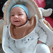 Jhonny participe au concours pour gagner de l'argent avec cette photo : baby, smile, infant, clothing, warm_clothes, hat, jacket, blanket, indoors, cute, happy, face, cozy, child, person, fur_lining, snuggled, infant_wear, baby_bib, soft_toys