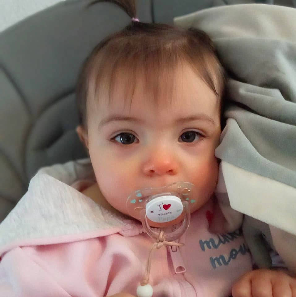 Mïya participe au concours pour gagner de l'argent avec cette photo : baby, baby_toddler_clothing, cheek, chin, comfort, drinkware, ear, eyebrow, eyelash, face, finger, head, iris, lip, mouth, nose, person, product, skin, sleeve