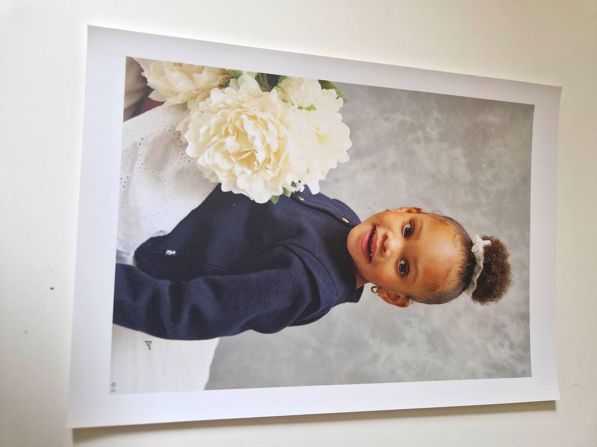 Owanna a rejoint le concours — aidez-le/la à gagner de superbes lots ! art, baby, child, cut_flowers, happy, illustration, joy, paint, paper_product, person, petal, picture_frame, rectangle, room, rose, rose_family, smile, suit, toddler, visual_arts