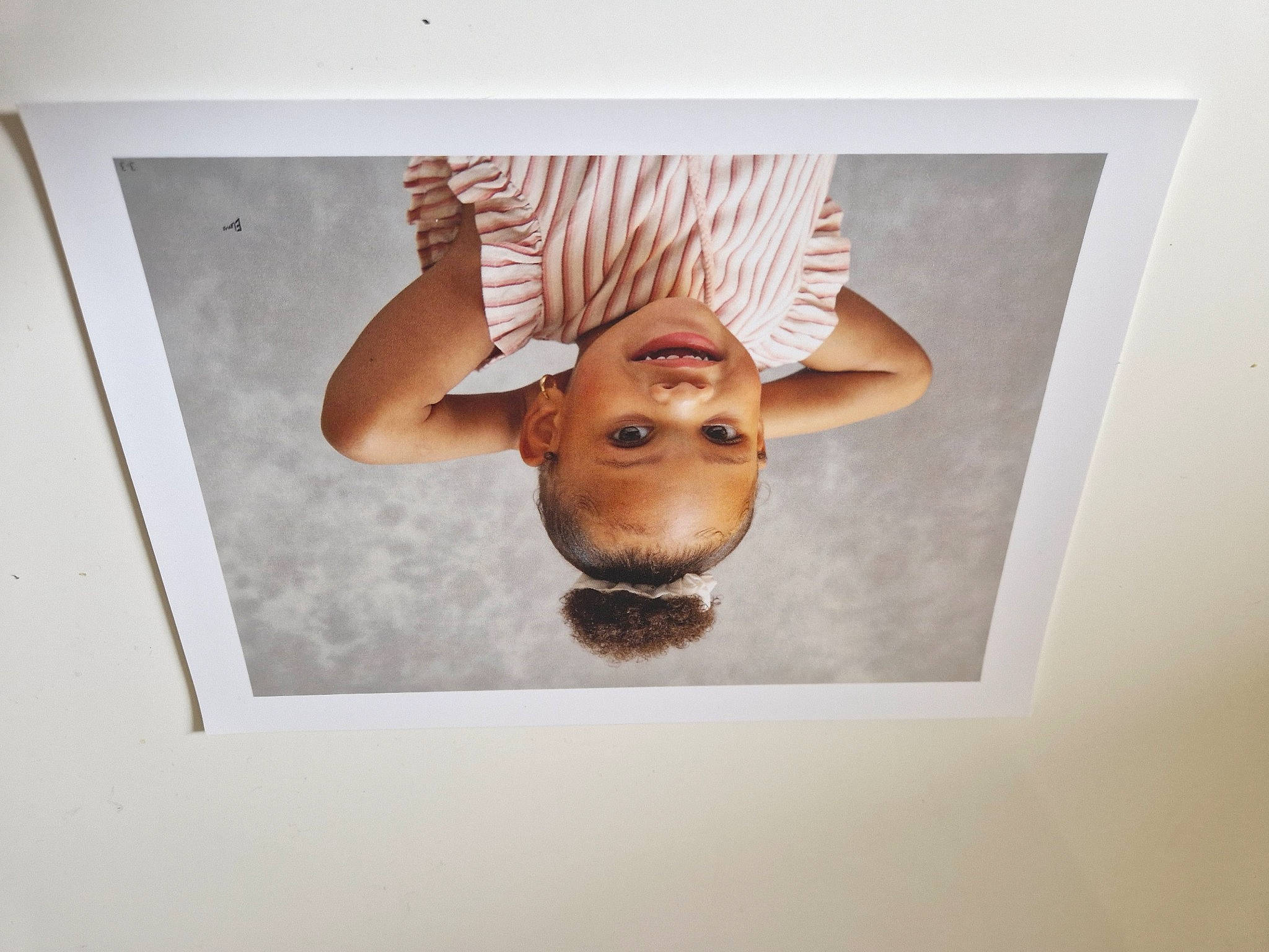 Owanna a rejoint le concours — aidez-le/la à gagner de superbes lots ! art, beard, ceiling, child, circle, eyebrow, eyelash, facial_hair, font, gesture, jaw, joy, moustache, paint, person, picture_frame, rectangle, room, stock_photography, t_shirt