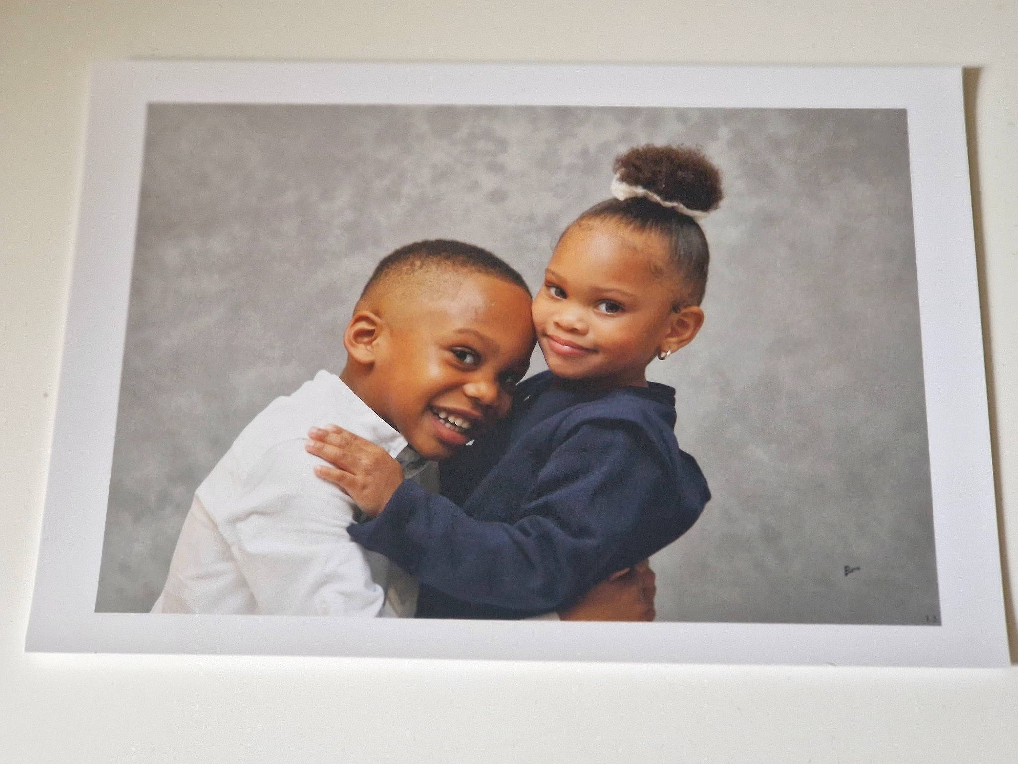 Owanna a rejoint le concours — aidez-le/la à gagner de superbes lots ! art, baby, cheek, child, event, flash_photography, gesture, happy, joy, laugh, monochrome_photography, person, picture_frame, portrait, portrait_photography, rectangle, room, sleeve, smile, t_shirt