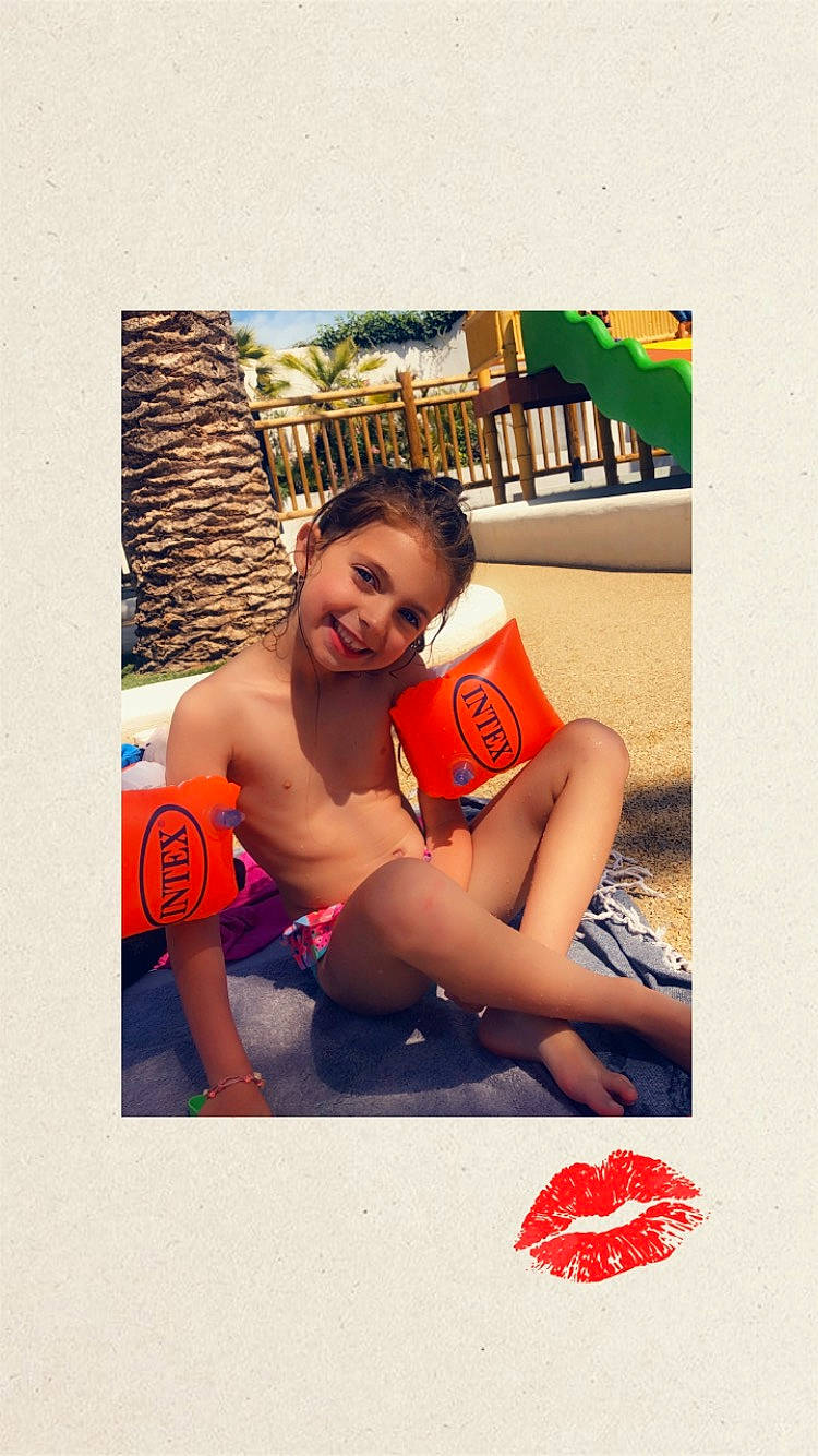 Mila a rejoint le concours — aidez-le/la à gagner de superbes lots ! beauty, elbow, flash_photography, font, foot, fun, happy, human_body, human_leg, joy, knee, leisure, person, room, selfie, shorts, sitting, smile, swimwear, t_shirt