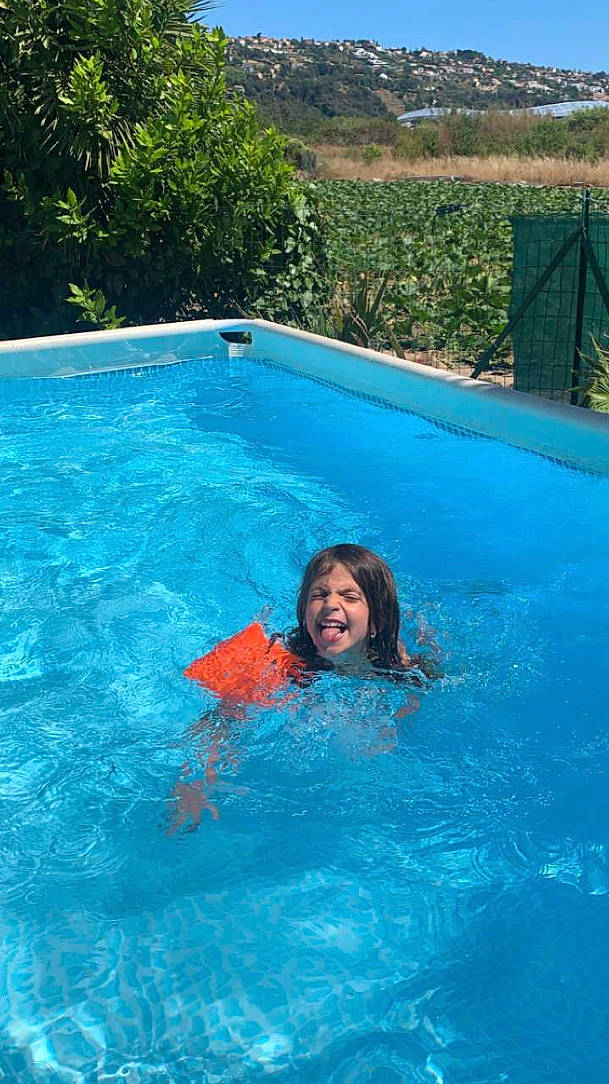 Mila participe au concours pour gagner de l'argent avec cette photo : aqua, azure, bathing, blue, composite_material, electric_blue, fluid, fun, games, happy, leisure, leisure_centre, person, plant, recreation, resort_town, smile, swimming_pool, tree, vacation