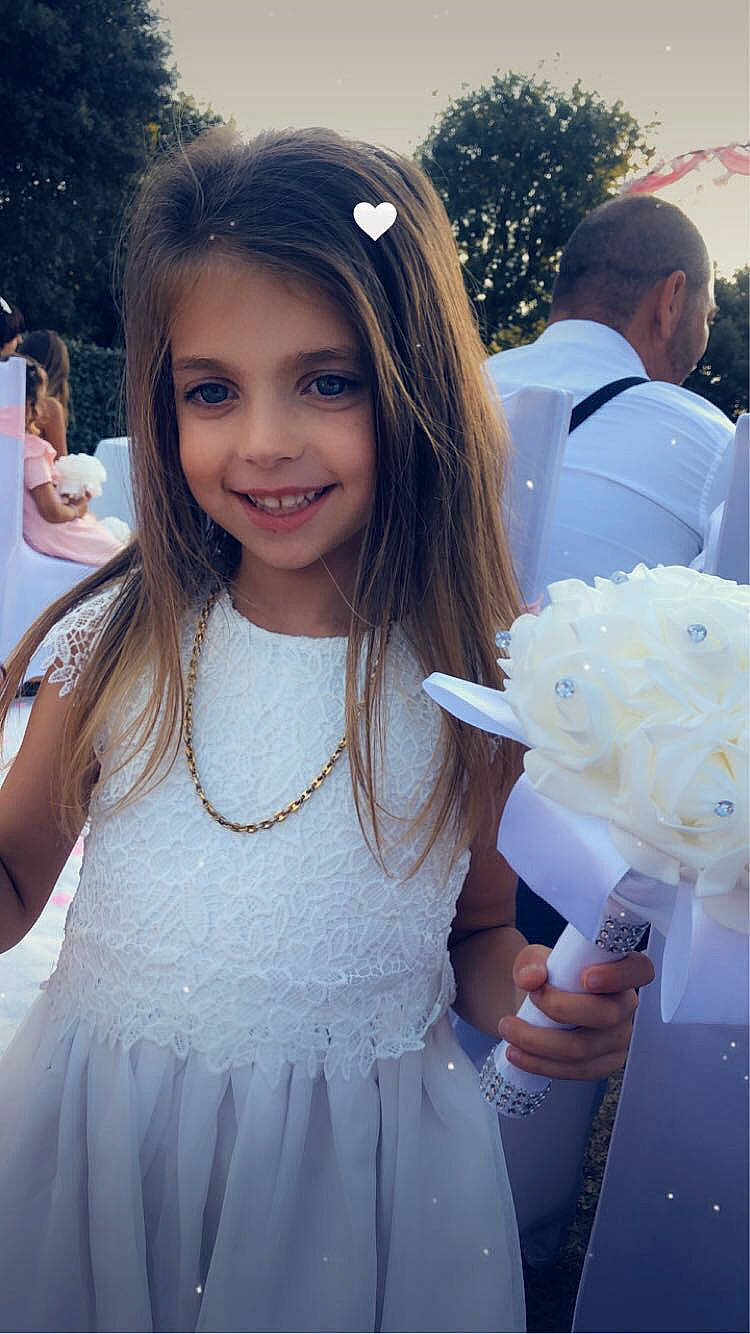 Mila a rejoint le concours — aidez-le/la à gagner de superbes lots ! bridal_accessory, bridal_clothing, dress, fashion, flash_photography, flower_arranging, formal_wear, gesture, gown, hair, hairstyle, happy, headpiece, joy, necklace, organ, person, pink, smile, textile