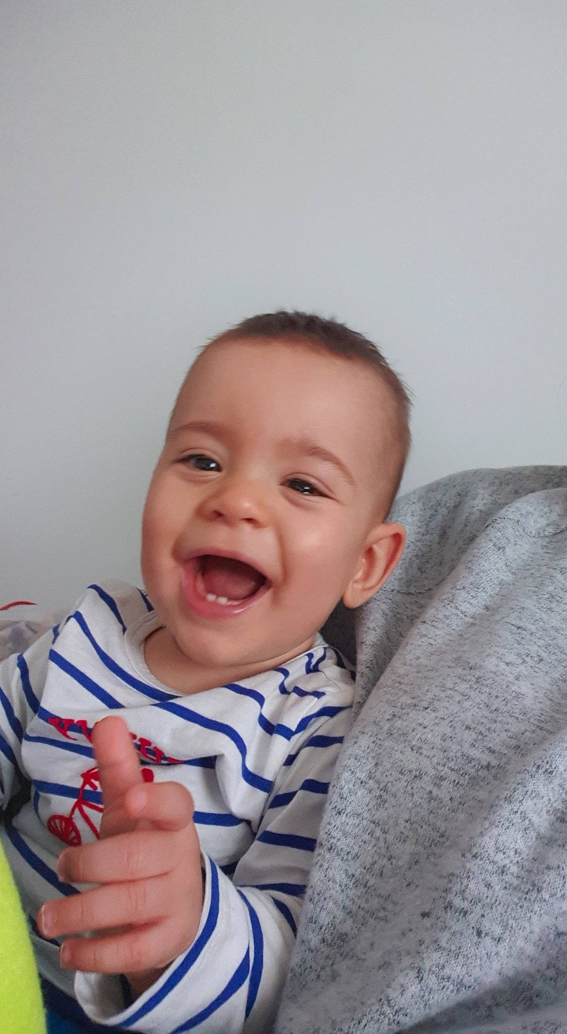 Nolan a rejoint le concours — aidez-le/la à gagner de superbes lots ! baby, baby_toddler_clothing, cheek, comfort, eye, eyebrow, finger, gesture, hand, happy, iris, lip, mouth, neck, nose, outerwear, person, skin, sleeve, smile