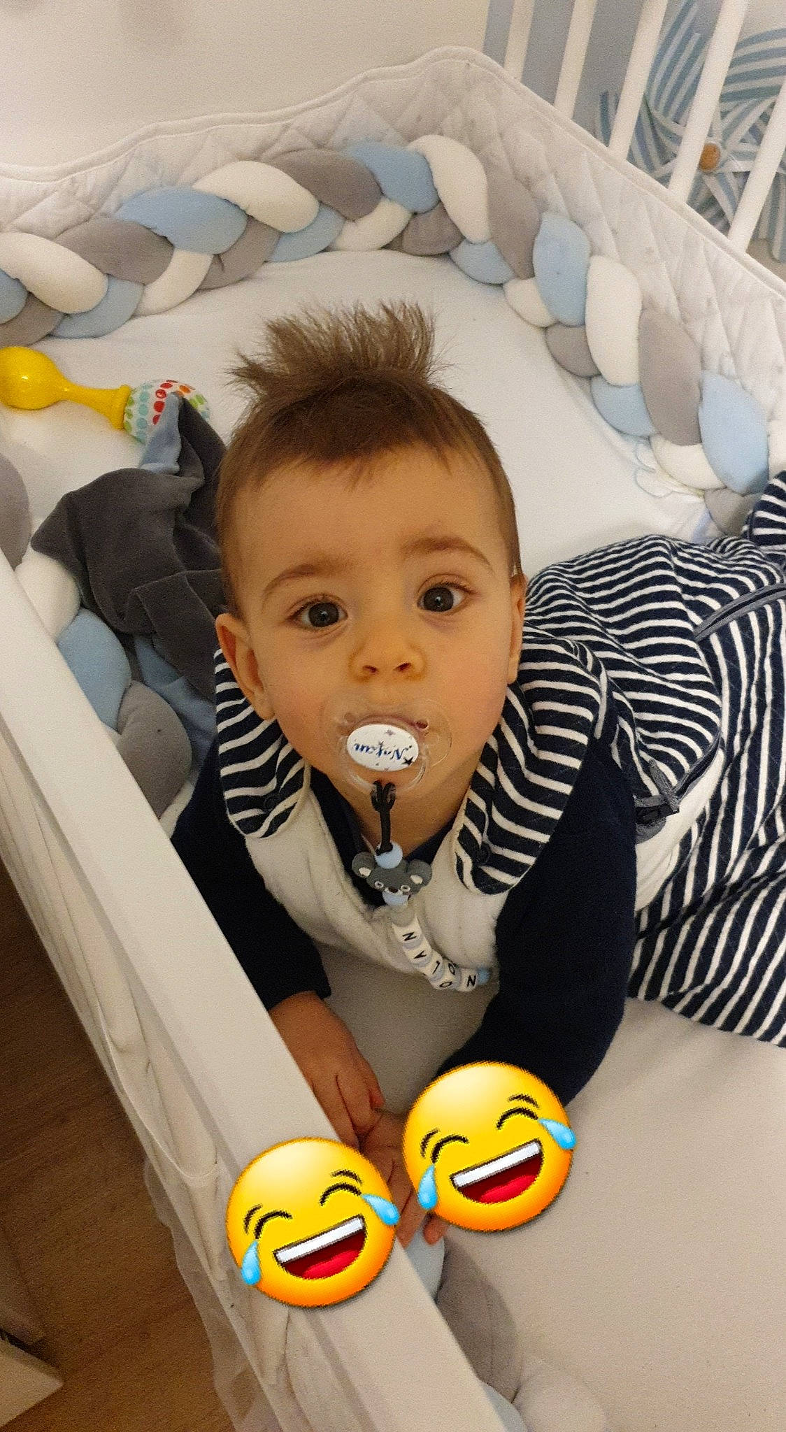 Nolan a rejoint le concours — aidez-le/la à gagner de superbes lots ! baby, baby_playing_with_toys, baby_products, baby_toddler_clothing, baby_toys, chair, cheek, child, comfort, fun, happy, organ, person, photography, product, room, sitting, snapshot, stuffed_toy, thumb