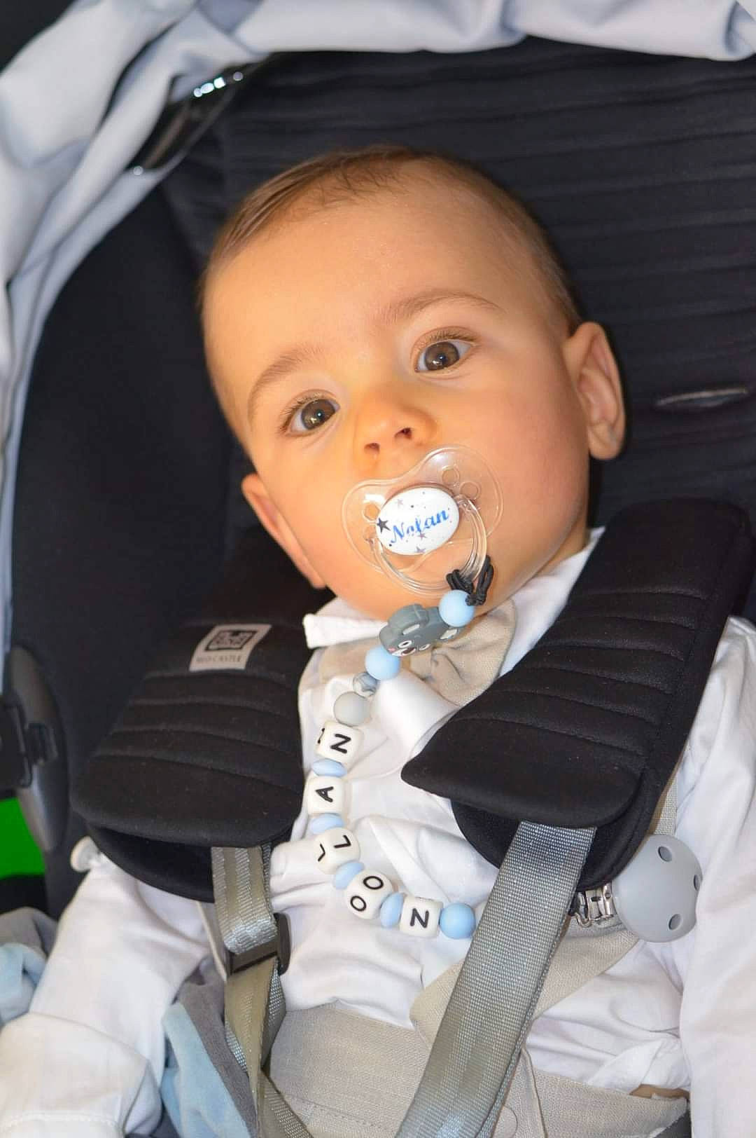 Nolan a rejoint le concours — aidez-le/la à gagner de superbes lots ! baby, baby_carriage, baby_toddler_clothing, cheek, child, comfort, eyebrow, facial_expression, fun, happy, human, iris, mammal, mouth, nose, organ, people, person, product, skin