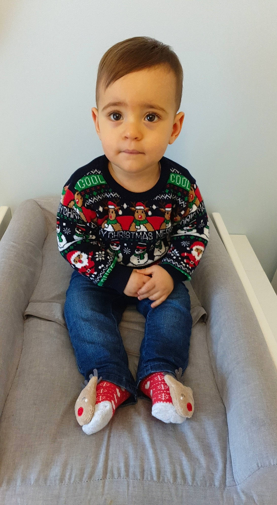 Noah participe au concours pour gagner de l'argent avec cette photo : baby_toddler_clothing, cheek, child, chin, comfort, flooring, hairstyle, happy, jeans, joint, knee, lap, leg, neck, person, shoe, skin, sleeve, standing, thigh