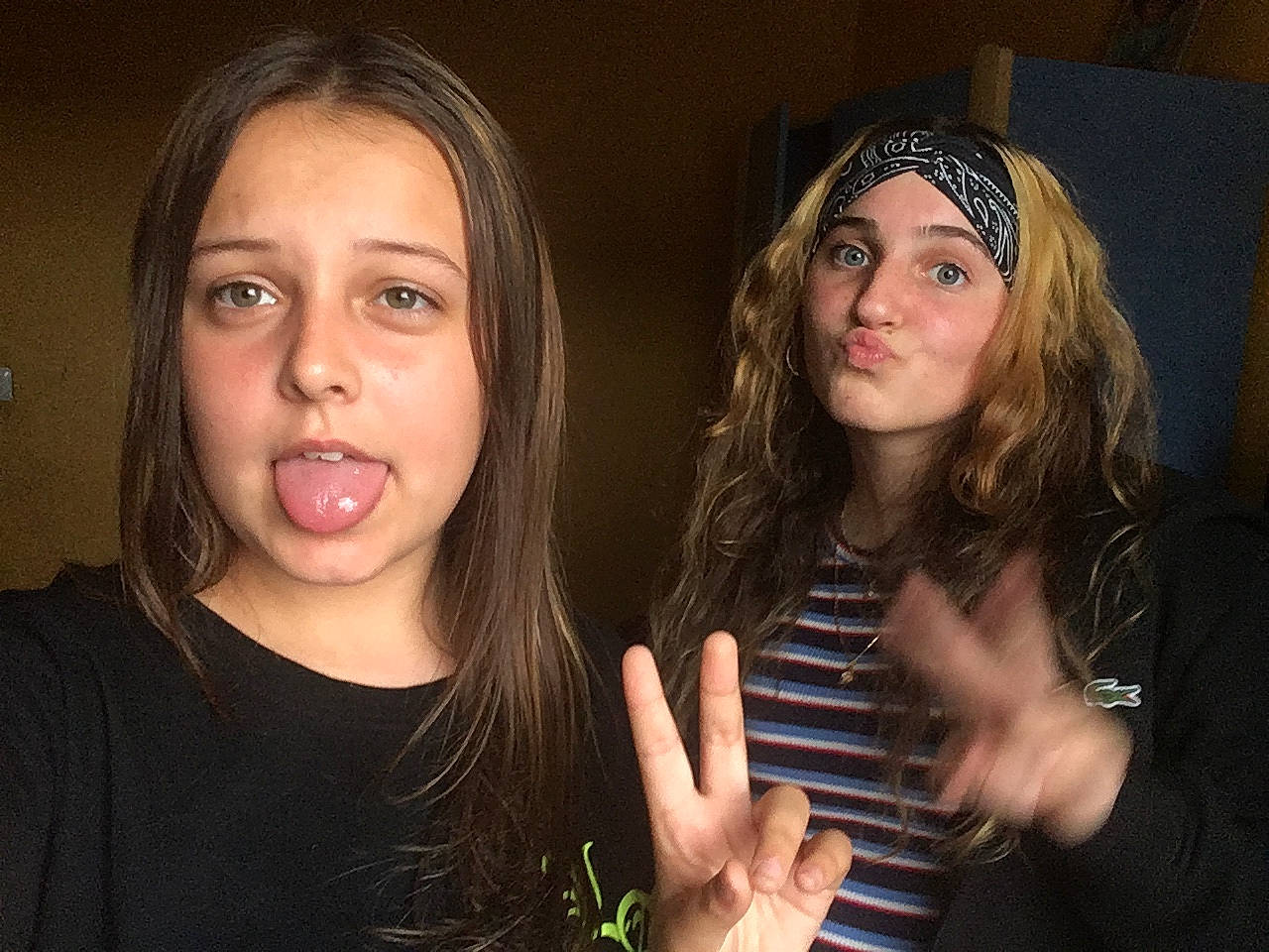 Kayna participe au concours pour gagner de l'argent avec cette photo : black_hair, brown_hair, child, chin, eyebrow, face, fashion_accessory, fun, gesture, hair, hair_accessory, headband, headgear, headpiece, headwear, lip, long_hair, mouth, nose, person