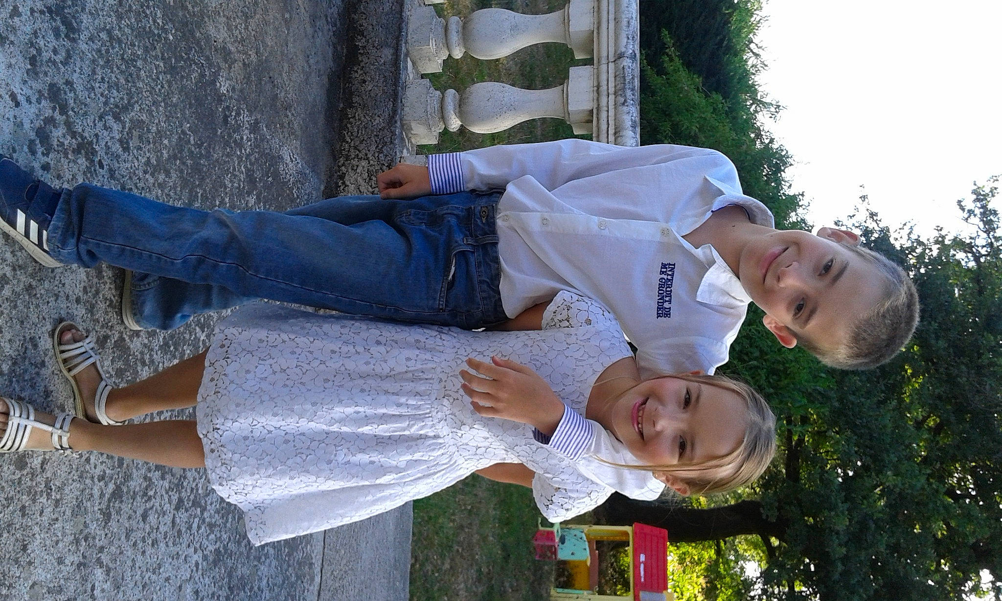 Amélie participe au concours pour gagner de l'argent avec cette photo : clothing, event, fun, grass, happy, human_leg, joy, leisure, people_in_nature, person, plant, smile, toddler, tree, vacation