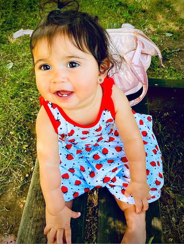 Linoa a rejoint le concours — aidez-le/la à gagner de superbes lots ! baby, baby_toddler_clothing, beauty, cheek, child, child_model, design, dress, eye, face, grass, lip, nose, pattern, person, pink, skin, smile, summer, toddler