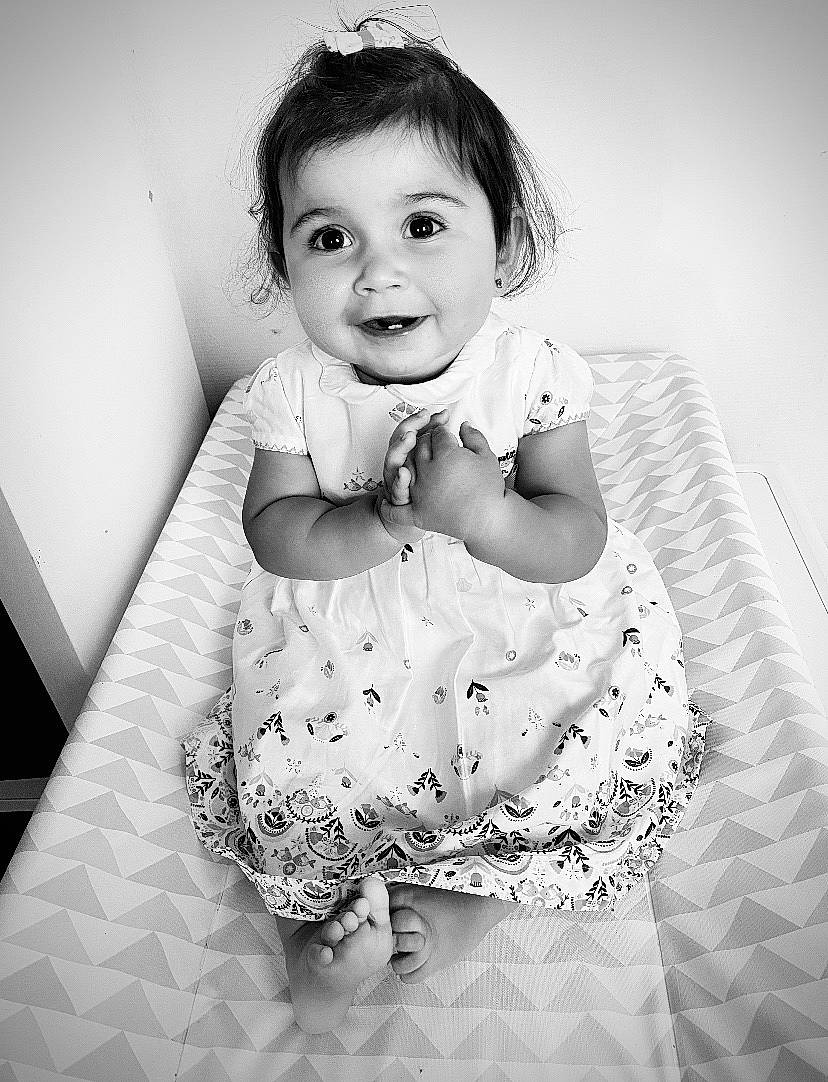 Linoa participe au concours pour gagner de l'argent avec cette photo : baby, black, black_and_white, child, dress, eye, face, facial_expression, head, monochrome, monochrome_photography, nose, people, person, photograph, photography, skin, smile, snapshot, toddler