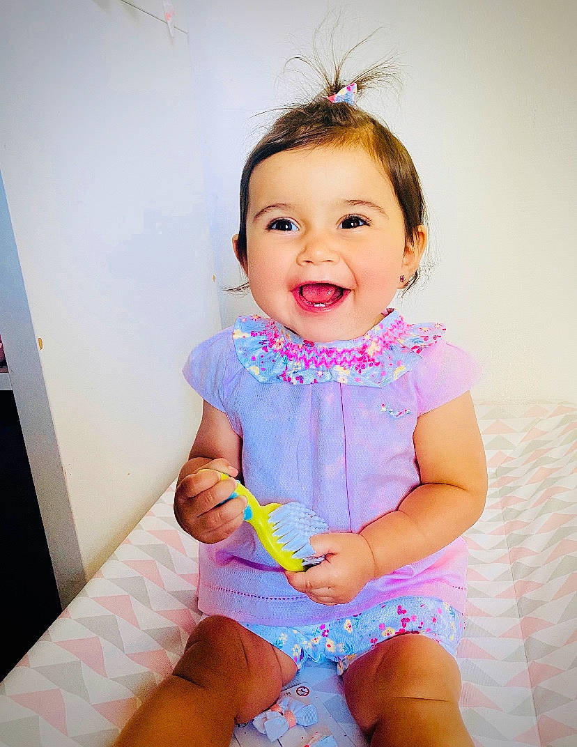 Linoa a rejoint le concours — aidez-le/la à gagner de superbes lots ! baby, baby_toddler_clothing, beauty, cheek, child, face, facial_expression, finger, happy, head, joy, lip, mouth, neck, person, pink, skin, smile, toddler, yellow