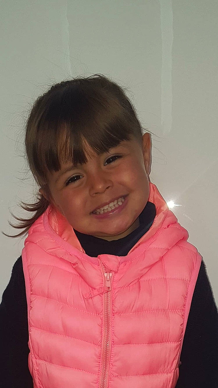 Saina a rejoint le concours — aidez-le/la à gagner de superbes lots ! beauty, cheek, child, chin, eye, face, forehead, fun, girl, hairstyle, human, joy, lip, neck, outerwear, person, pink, skin, smile, standing