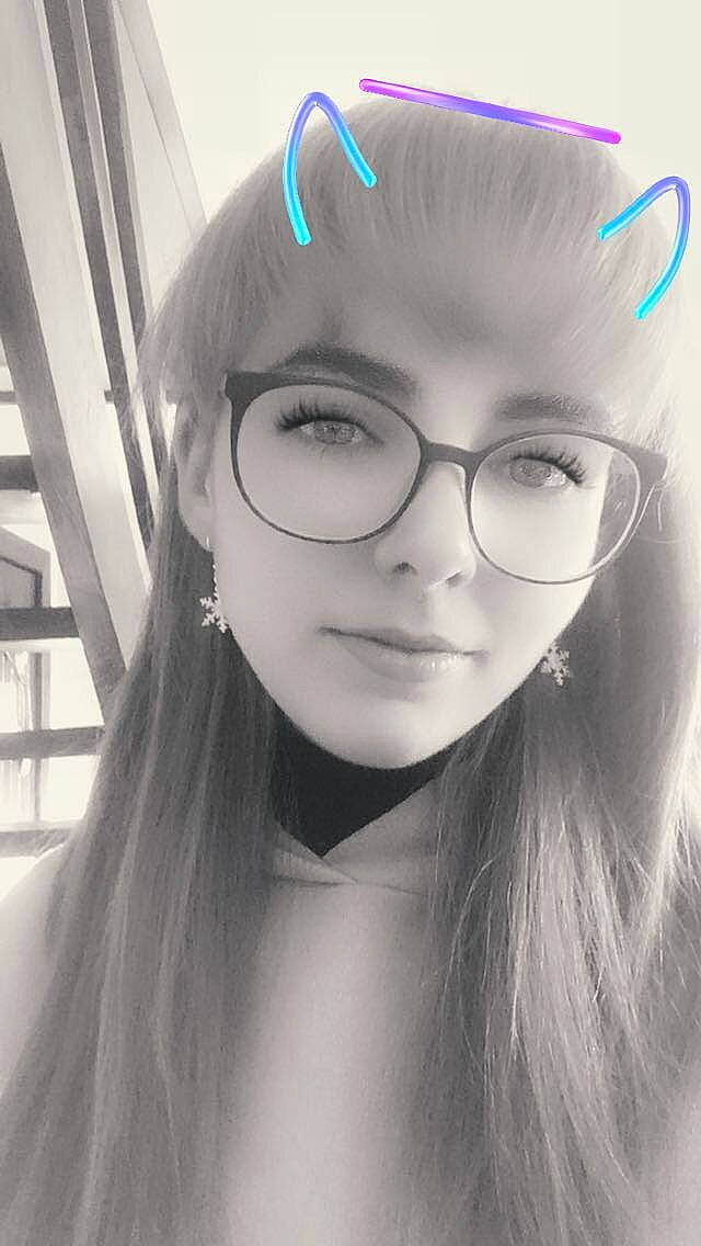 Zoé participe au concours pour gagner de l'argent avec cette photo : beauty, black_hair, cool, earrings, eyebrow, eyelash, eyewear, forehead, glasses, hairstyle, jaw, lip, long_hair, nose, organ, person, portrait, portrait_photography, selfie, style