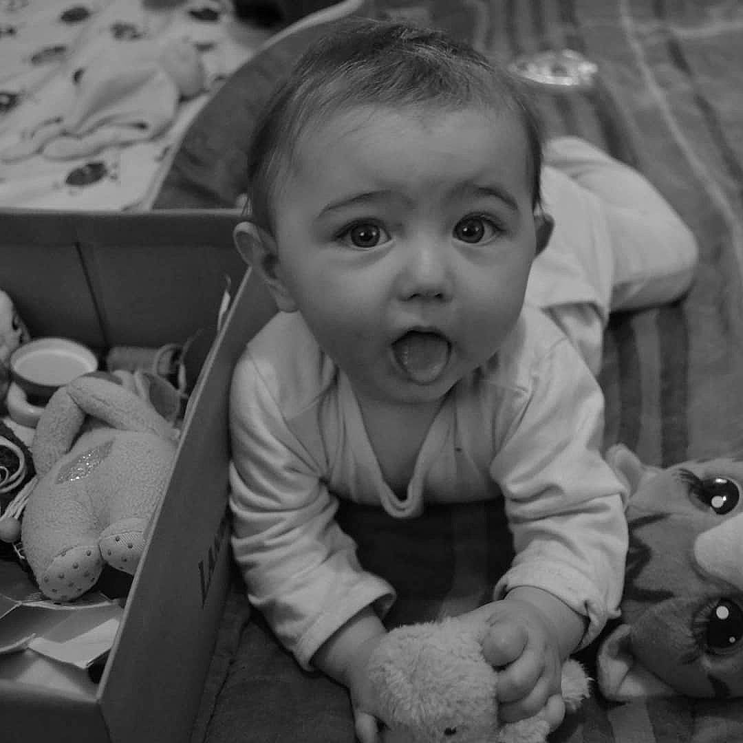 Leyna a rejoint le concours — aidez-le/la à gagner de superbes lots ! baby, black, black_and_white, cheek, child, eye, face, facial_expression, head, human, monochrome, monochrome_photography, nose, person, photograph, photography, sitting, skin, smile, snapshot
