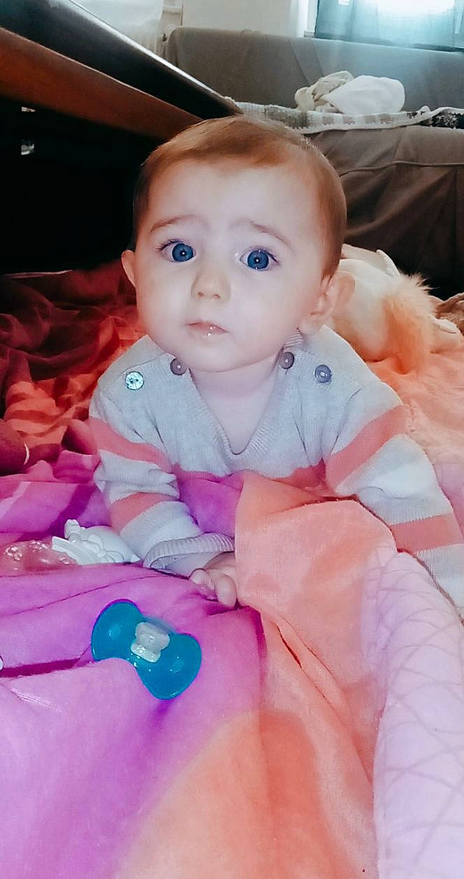 Leyna participe au concours pour gagner de l'argent avec cette photo : baby, cheek, child, eye, face, head, iris, lip, nose, person, pink, skin, smile, toddler