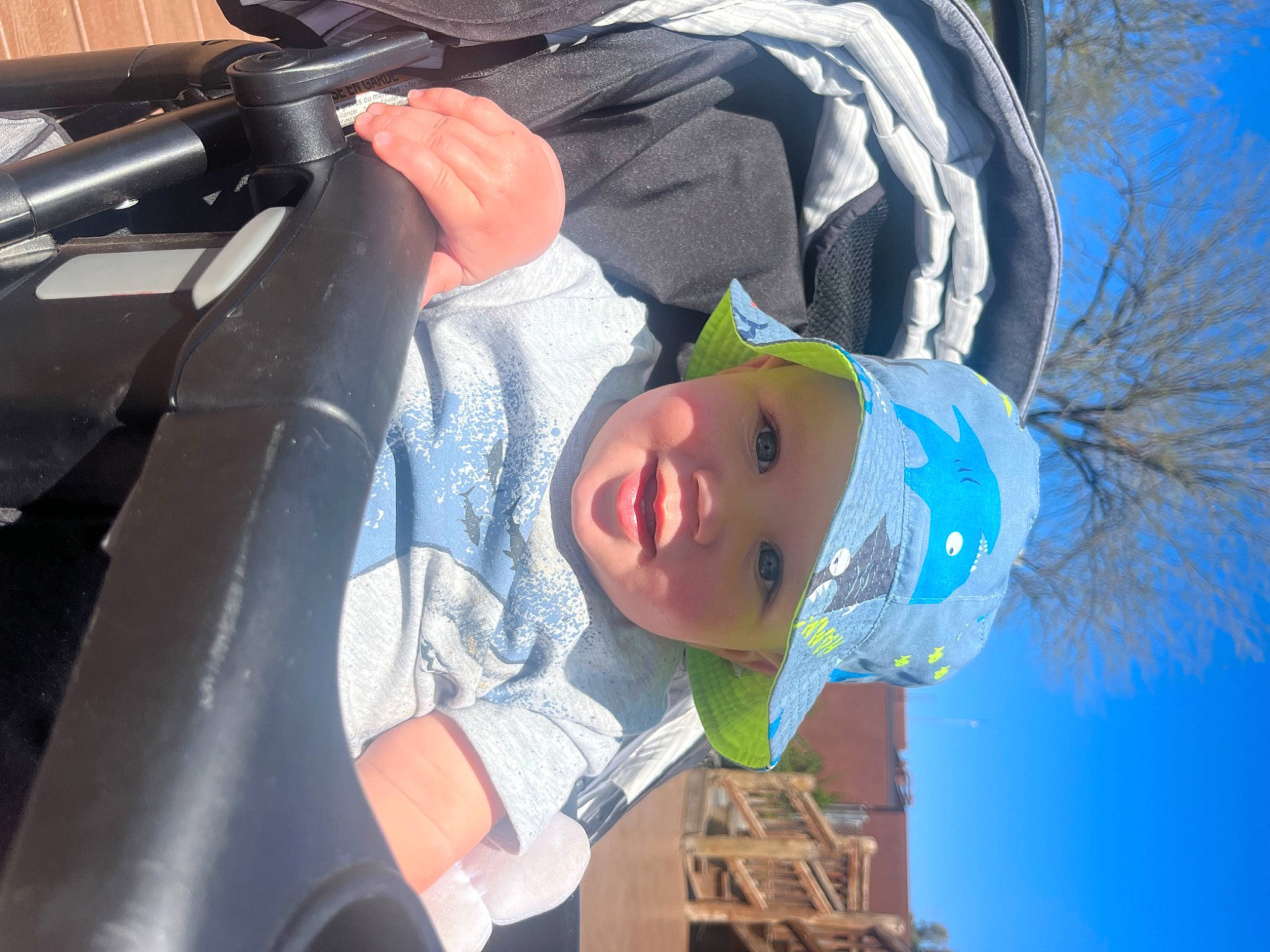 Enzo is registered to the contest to win money with this photo: automotive_exterior, automotive_lighting, automotive_tire, baby, child, fun, happy, hat, headgear, headwear, leisure, motor_vehicle, person, personal_protective_equipment, recreation, sky, smile, toddler, tree, water
