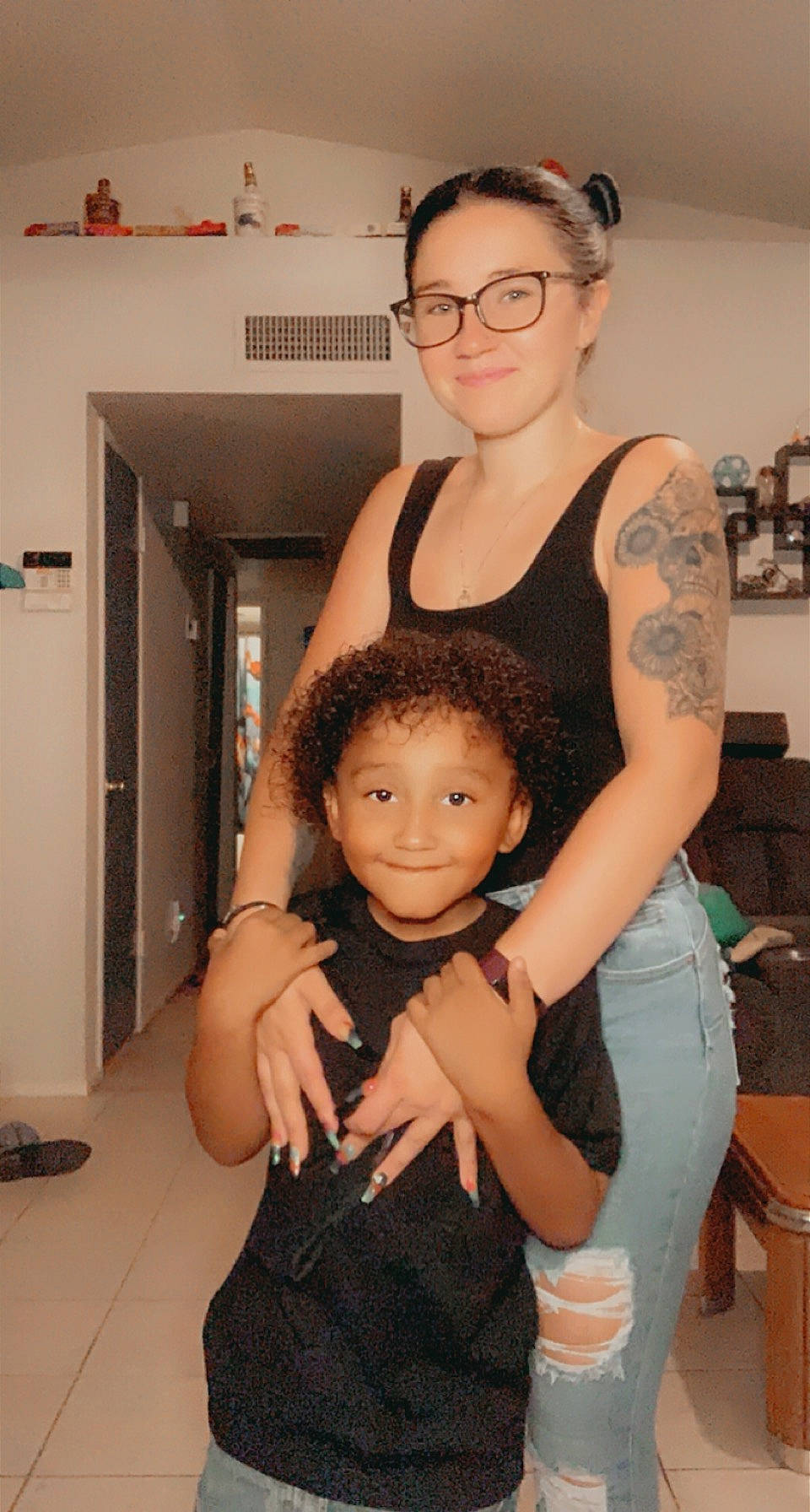 Avion is registered to the contest to win money with this photo: arm, beauty_salon, black_hair, door, eye, fashion, gesture, hairstyle, hand, happy, human_body, joint, joy, muscle, person, shoulder, skin, smile, standing, toddler