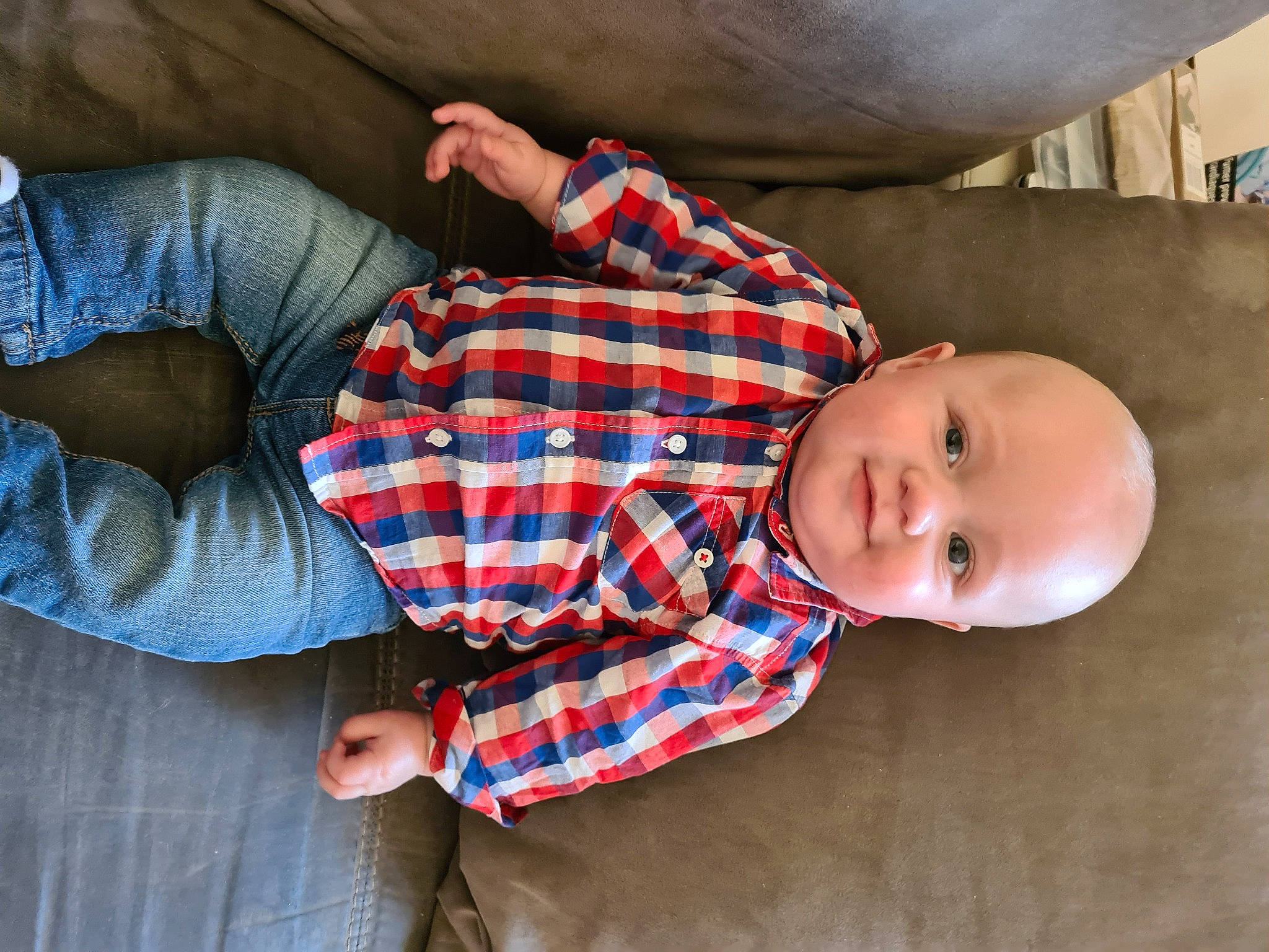 Lucas participe au concours pour gagner de l'argent avec cette photo : baby, baby_toddler_clothing, child, comfort, couch, finger, human_body, human_leg, joint, joy, mammal, nose, pattern, person, plaid, sitting, skin, sleeve, tartan, textile