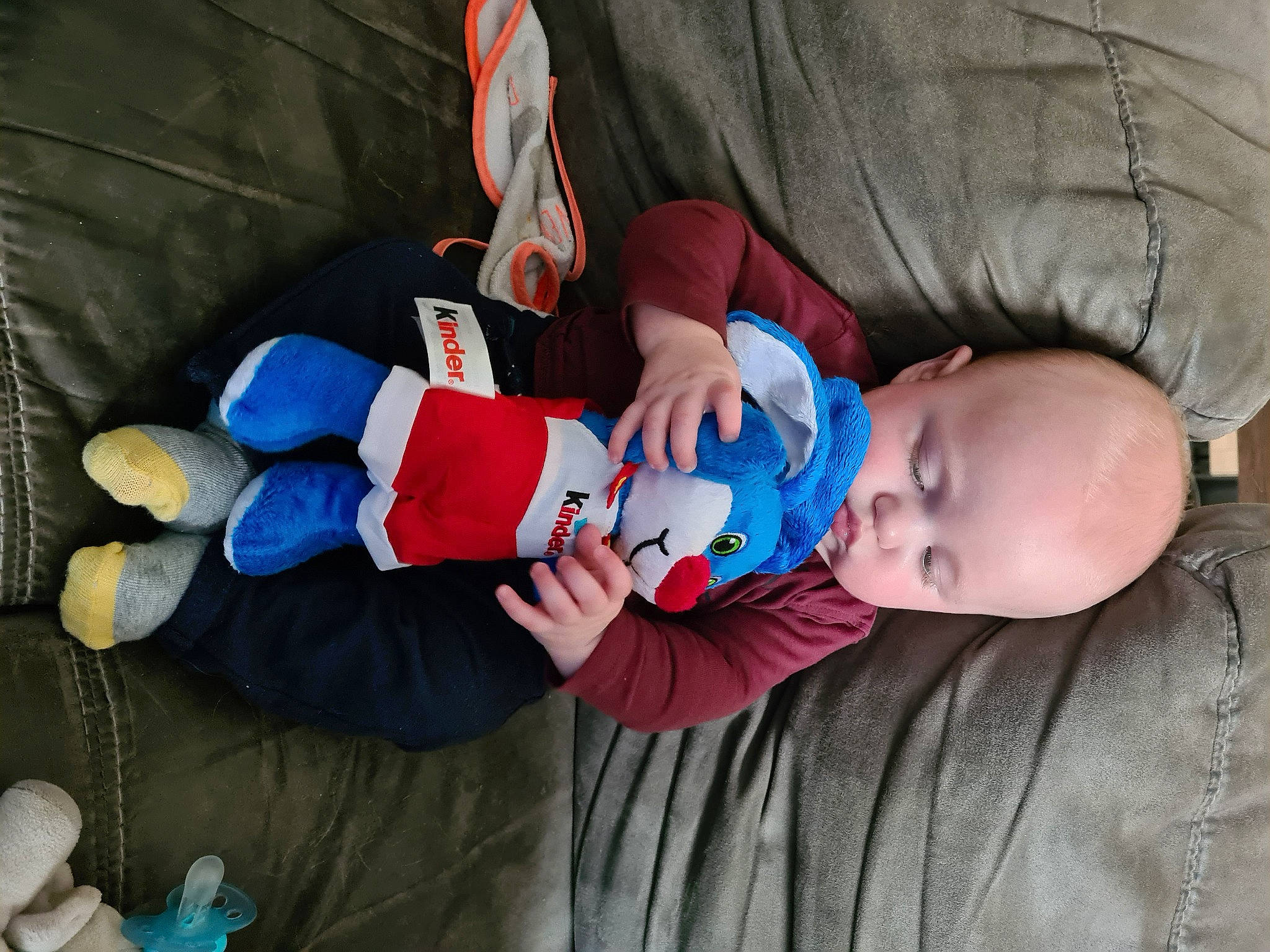 Lucas a rejoint le concours — aidez-le/la à gagner de superbes lots ! arm, baby, baby_products, baby_toddler_clothing, child, comfort, electric_blue, finger, hand, human_body, joint, lap, leg, nail, people, person, product, skin, textile, thumb