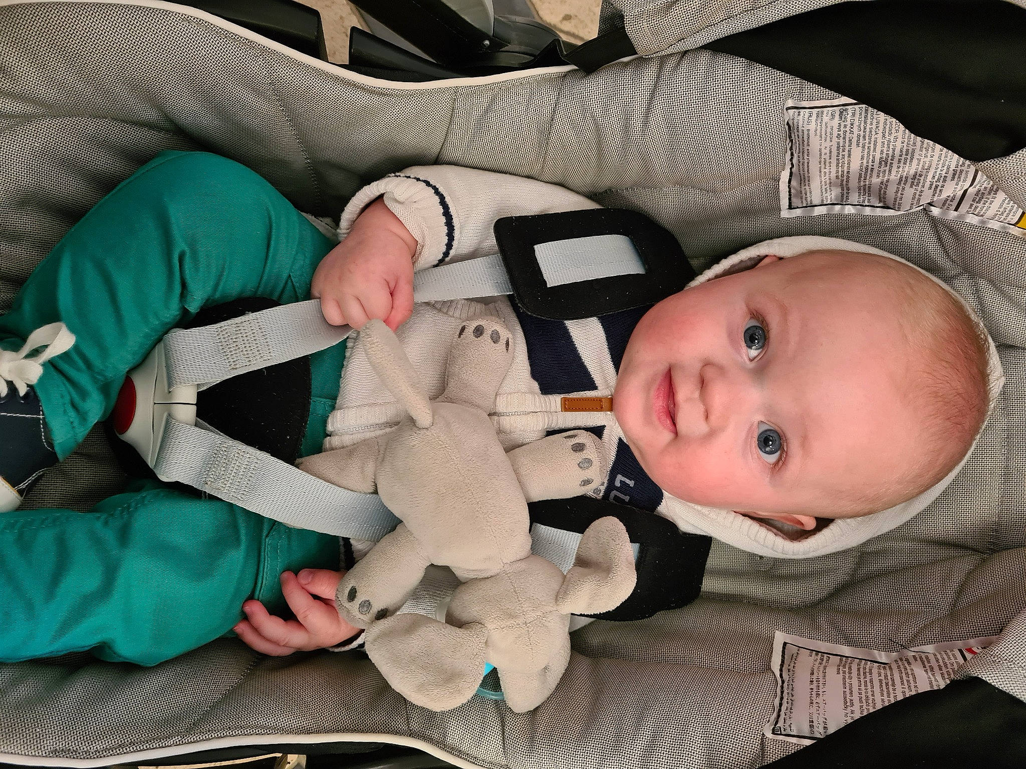 Lucas a rejoint le concours — aidez-le/la à gagner de superbes lots ! baby, baby_products, baby_safety, baby_sleeping, baby_toddler_clothing, cheek, child, comfort, eye, hand, linens, mammal, person, room, skin, stuffed_toy, textile, toddler, toy, vertebrate