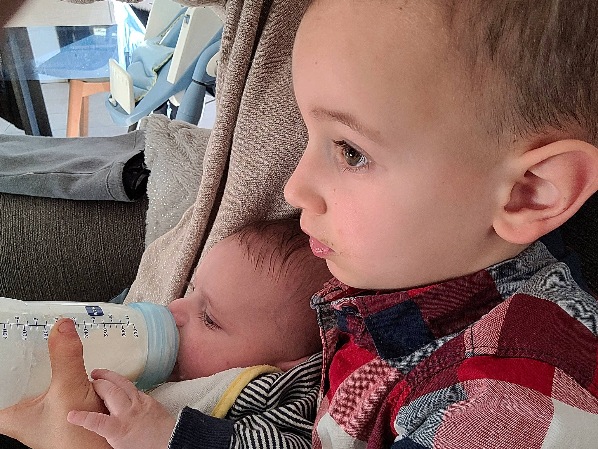 Sacha a rejoint le concours — aidez-le/la à gagner de superbes lots ! baby, baby_bottle, baby_toddler_clothing, cheek, chest, comfort, drinkware, eyebrow, eyelash, finger, hairstyle, happy, human_body, nail, neck, person, plaid, skin, tartan, thigh