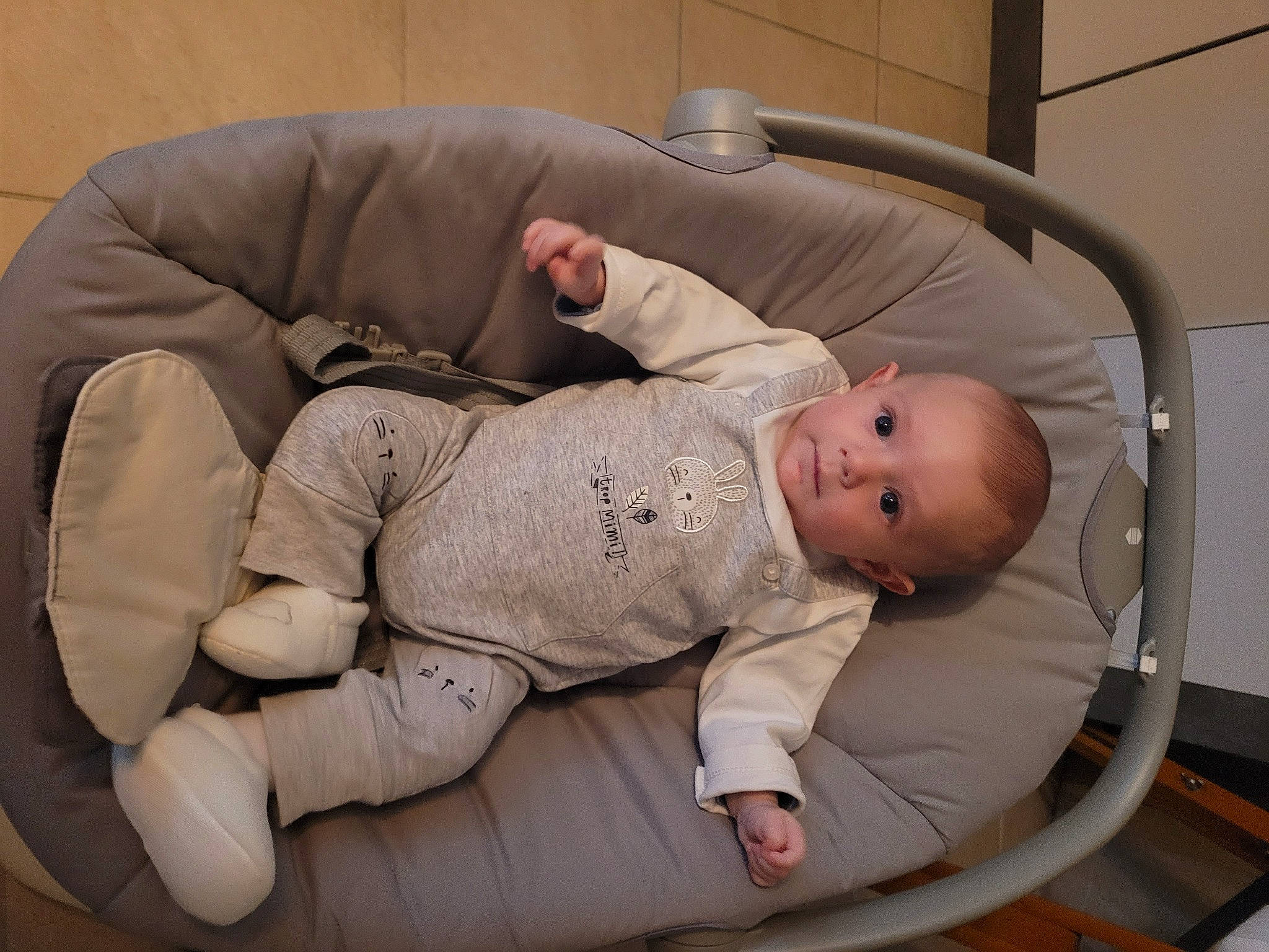 Sacha participe au concours pour gagner de l'argent avec cette photo : baby, baby_products, baby_safety, baby_sleeping, baby_toddler_clothing, child, comfort, elbow, foot, knee, linens, nap, person, room, sitting, skin, sleep, sleeve, smile, toddler