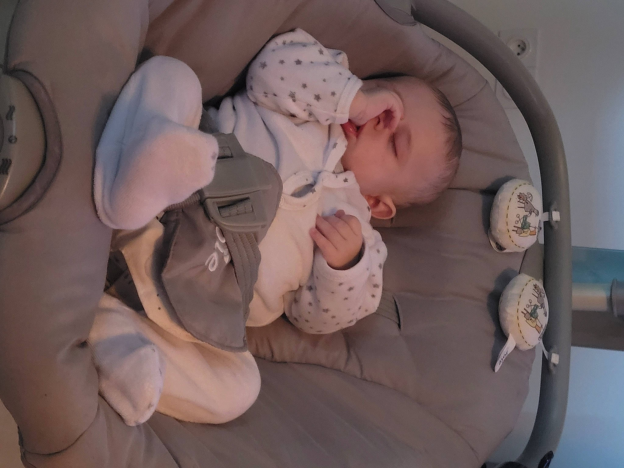 Sacha participe au concours pour gagner de l'argent avec cette photo : arm, baby, baby_products, baby_sleeping, baby_toddler_clothing, bedtime, cheek, child, comfort, ear, finger, gesture, hand, linens, mouth, person, room, skin, textile, thumb