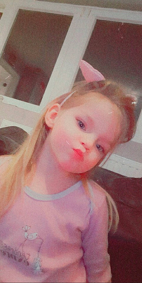 Kaylee a rejoint le concours — aidez-le/la à gagner de superbes lots ! baby_toddler_clothing, cheek, chest, ear, eyebrow, eyelash, hair, happy, head, iris, jaw, lip, long_hair, mouth, neck, nose, person, pink, shoulder, skin