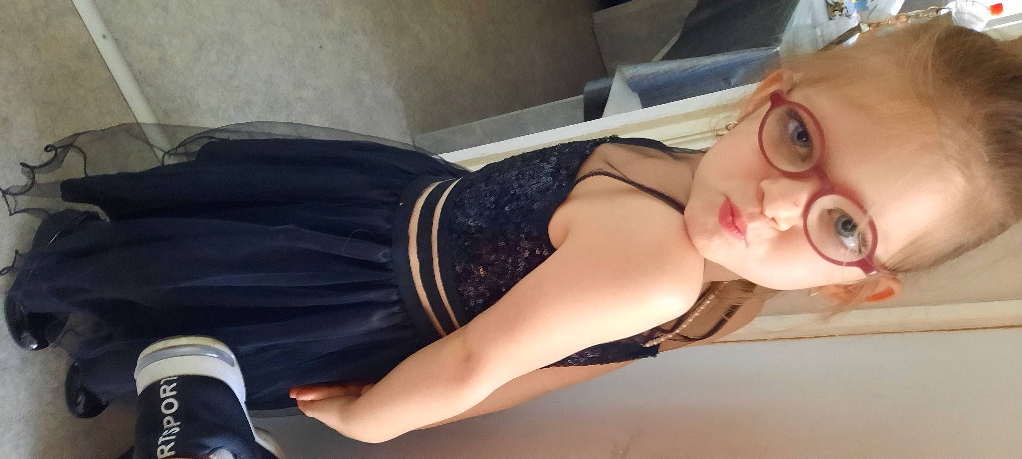 Kaylee participe au concours pour gagner de l'argent avec cette photo : abdomen, baby, chest, comfort, elbow, eyelash, eyewear, flooring, goggles, human_leg, joint, knee, person, room, selfie, sportswear, sunglasses, thigh, trunk, vision_care