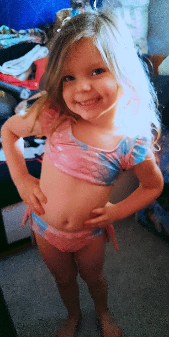 Kaylee participe au concours pour gagner de l'argent avec cette photo : brassiere, chest, eye, happy, joint, joy, mouth, navel, person, pink, shorts, skin, smile, stomach, swimwear, thigh, toddler, trunk, undergarment, underpants