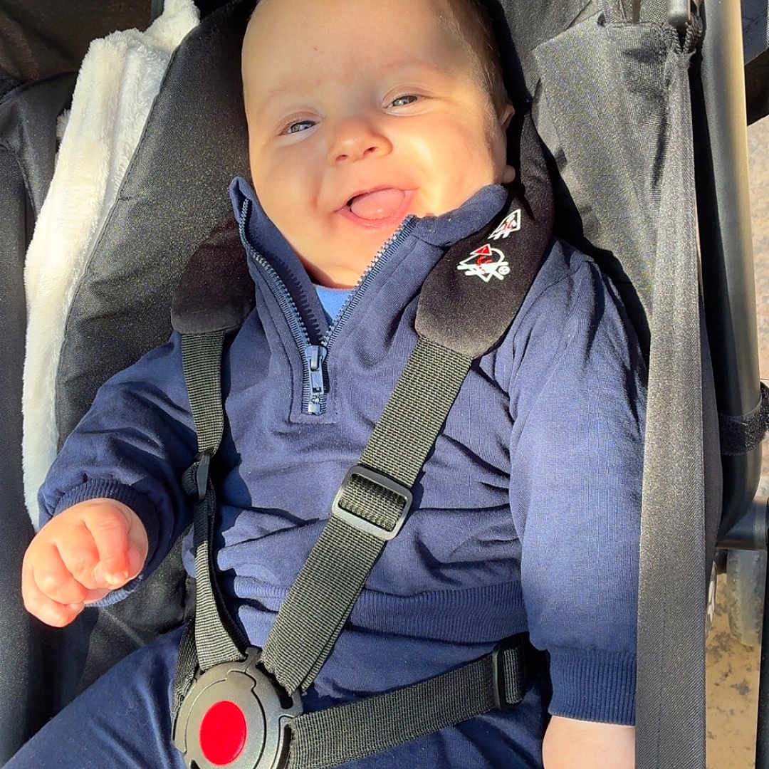 Naël a rejoint le concours — aidez-le/la à gagner de superbes lots ! accessories, baby, belt, bodypart, clothing, coat, face, finger, hand, hardhat, hat, head, jacket, jeans, pants, person, photography, portrait, strap, stroller